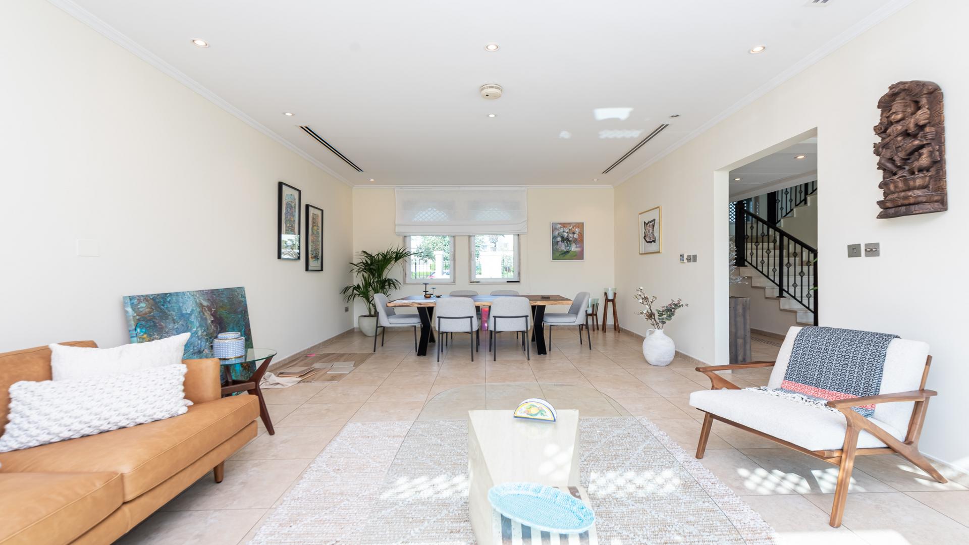 Spacious backyard of 3-bedroom villa in Jumeirah Park, Regional style, for rent