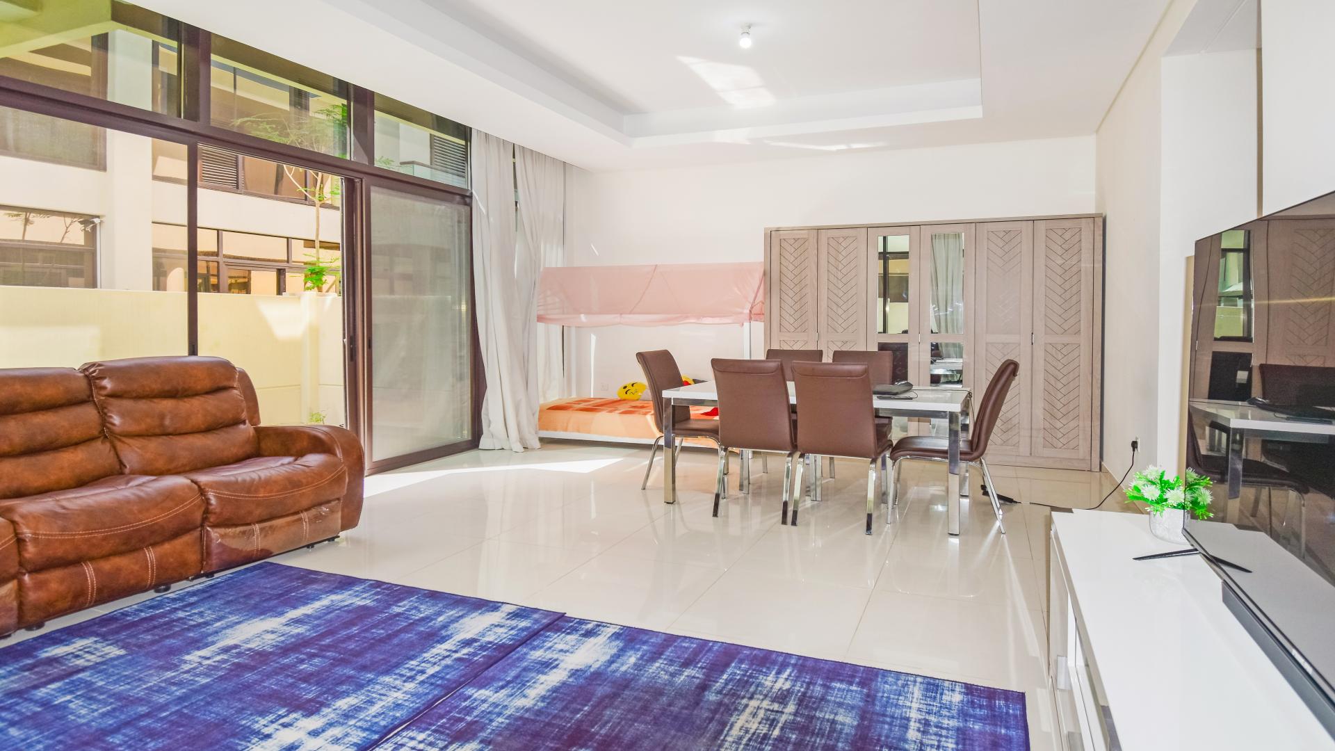 Beautiful 3-bedroom villa with landscaped garden and carport in Damac Hills, Rochester