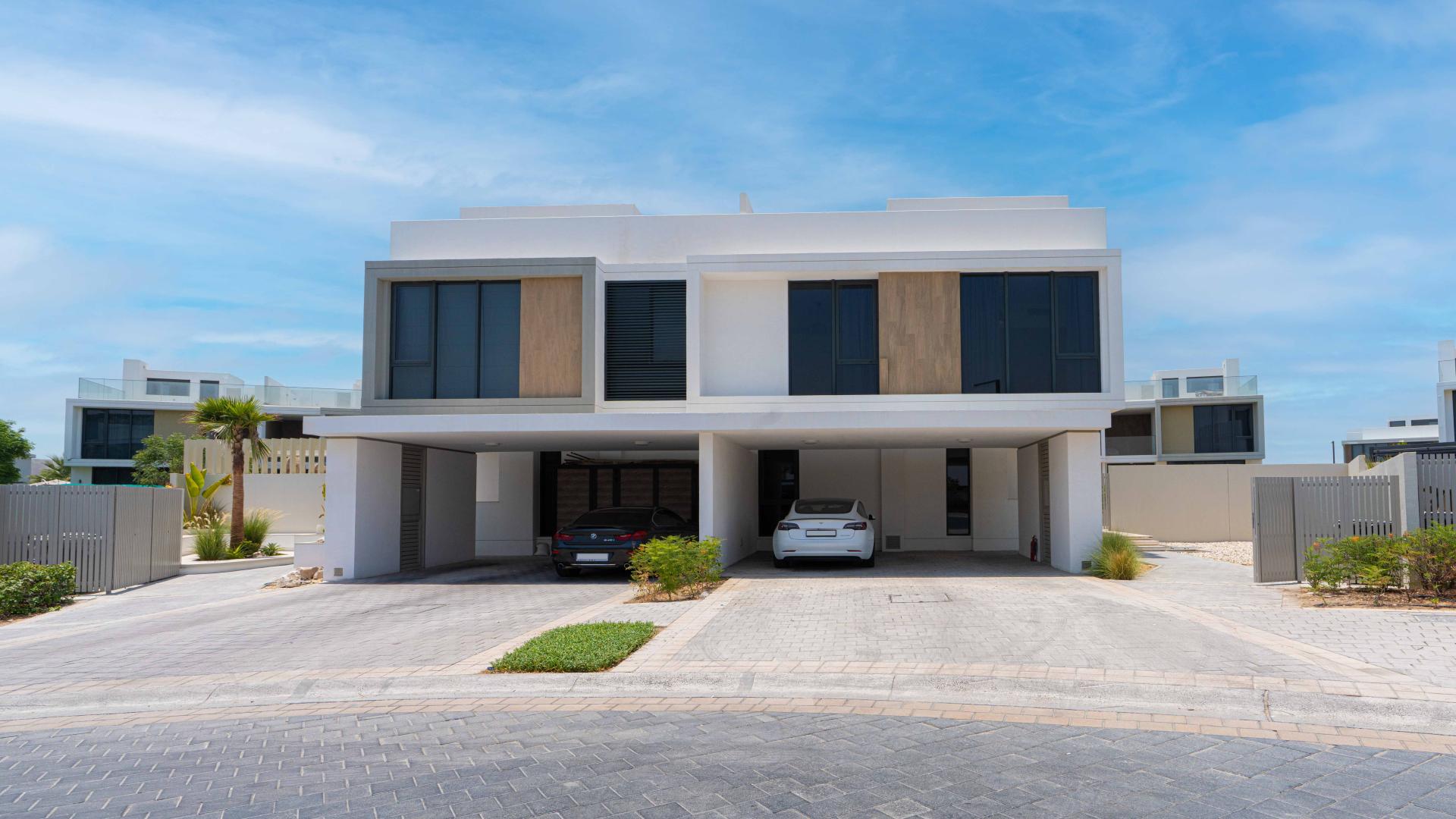 Open-plan kitchen and living area in Golf Grove villa, Dubai Hills Estate for rent