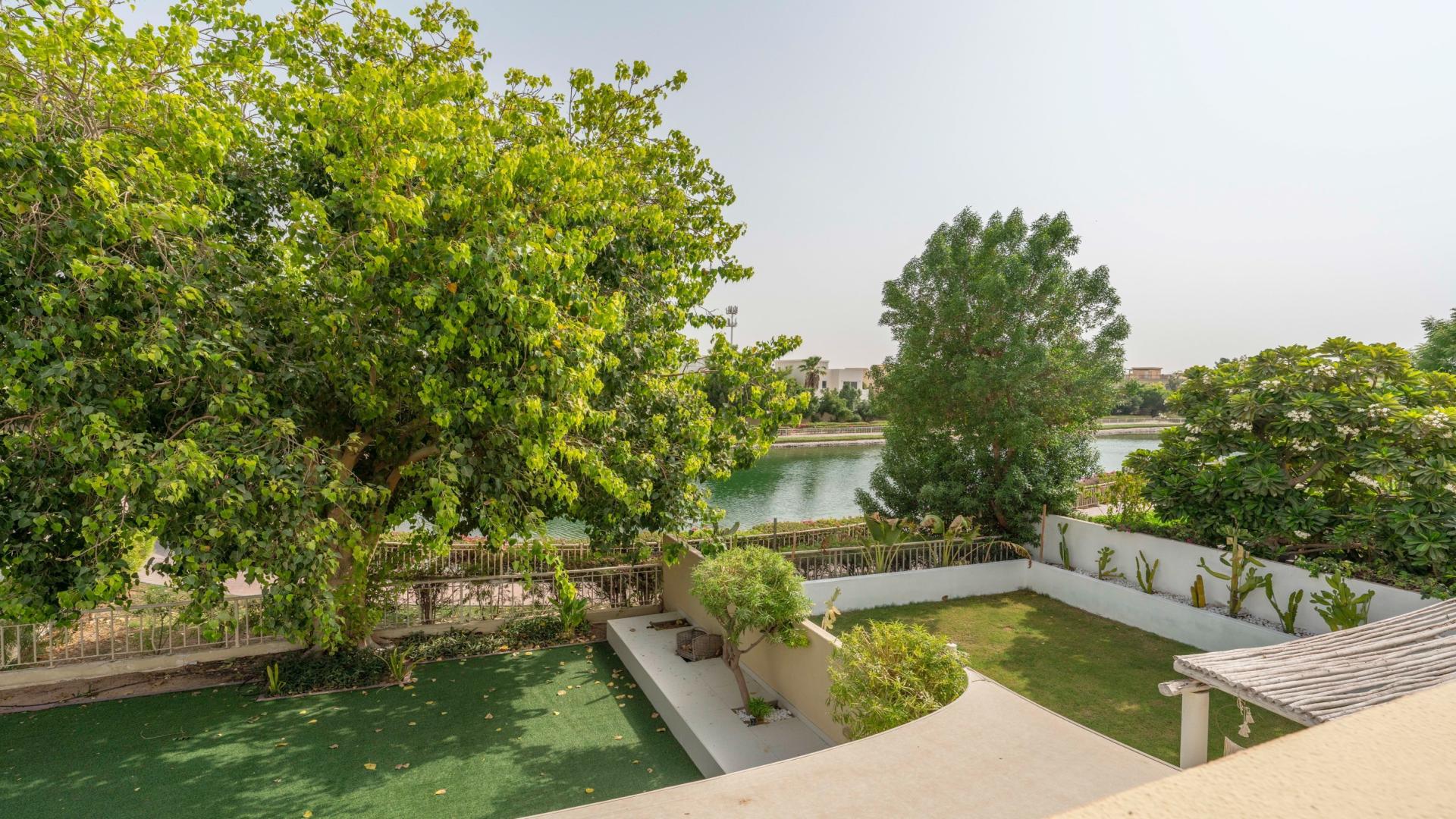 Elegant villa with garden and pool in Springs 14 community, available for rent