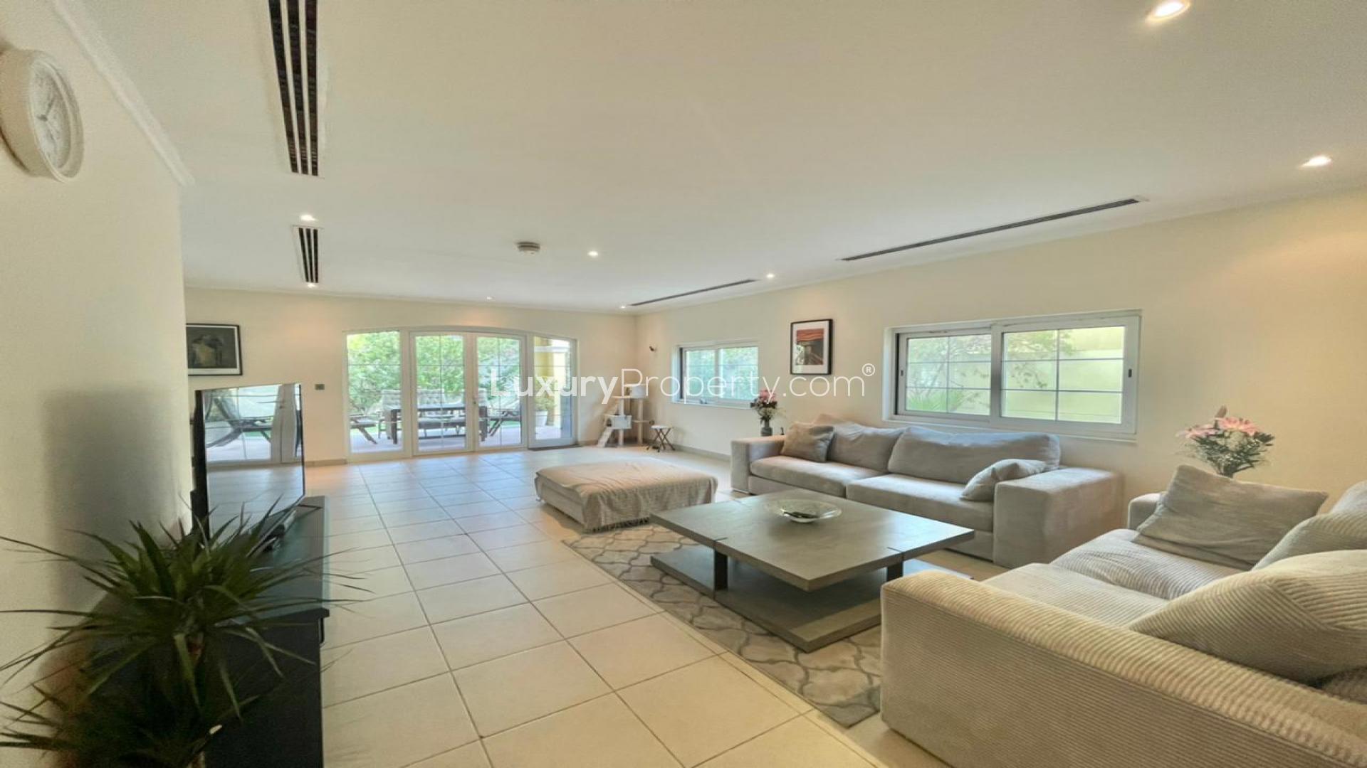 Luxurious villa patio and garden in Jumeirah Park, Regional sub-community, for rent