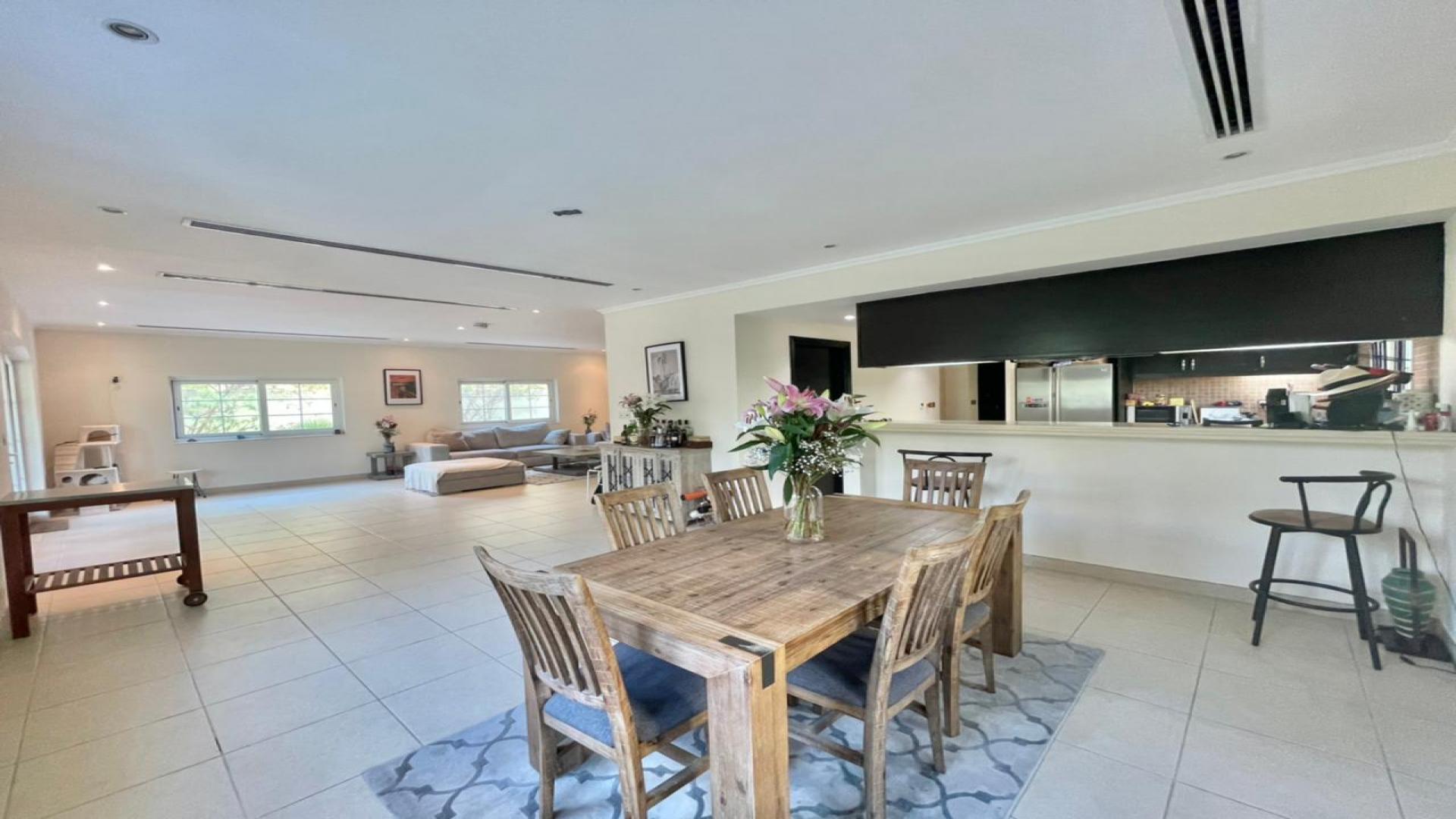 Luxurious 3-bedroom villa exterior in Jumeirah Park, Regional Sub-community, for rent