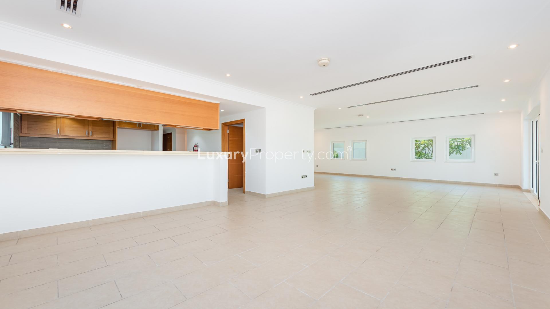 Spacious living area in 3-bedroom villa for rent, Jumeirah Park, Regional community