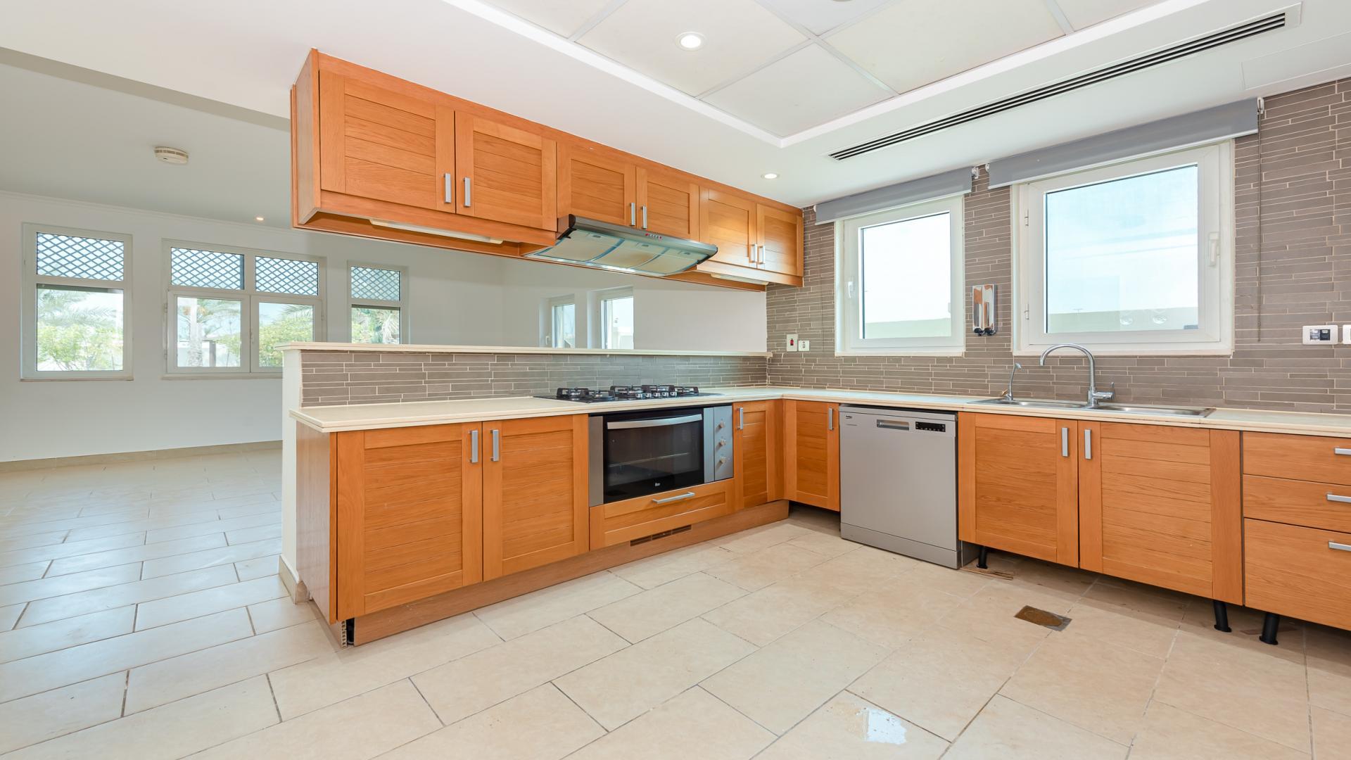 Spacious open-plan living area in 3-bedroom villa, Jumeirah Park, Regional community