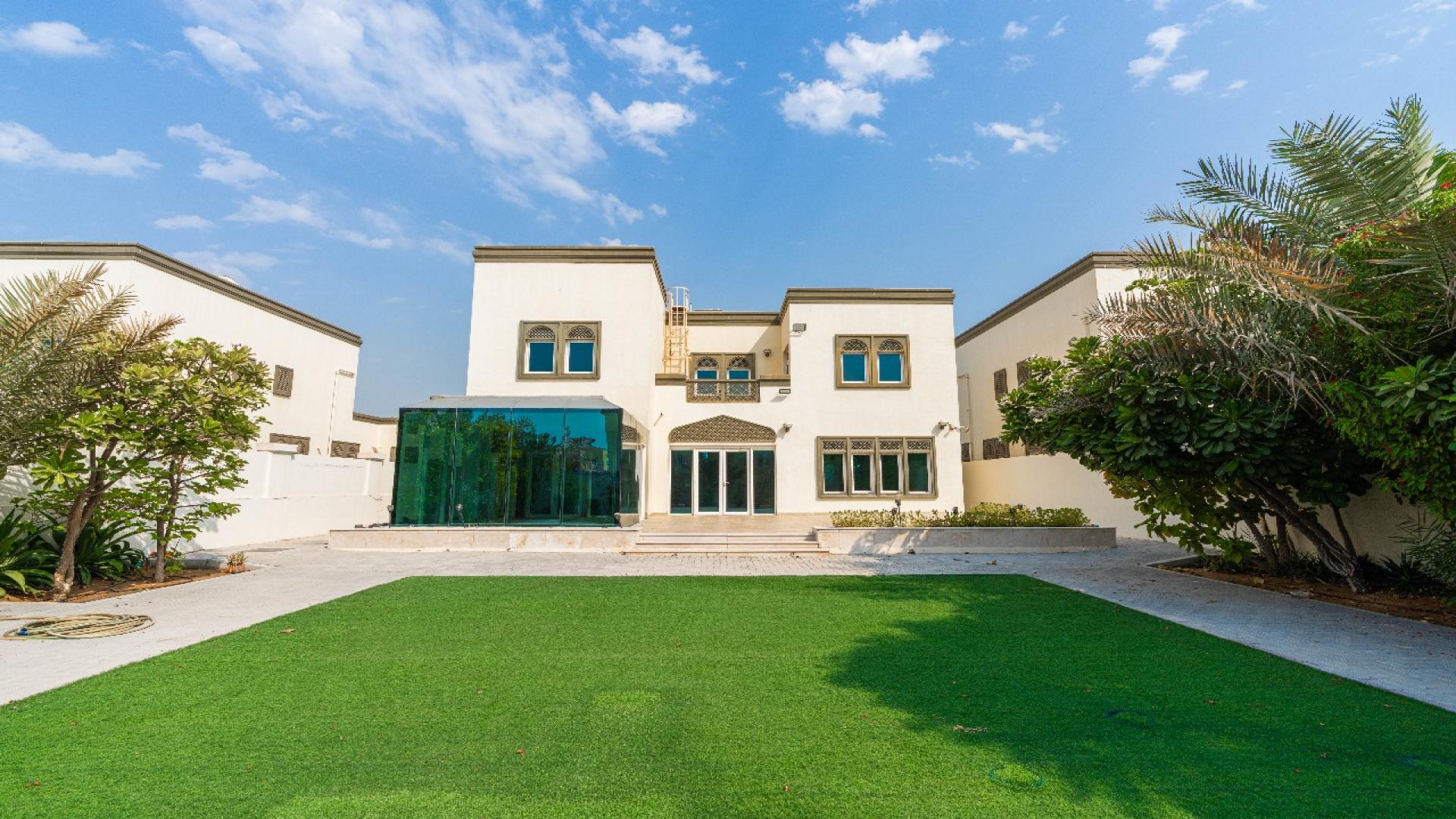 Modern 3-bedroom villa with spacious lawn in Jumeirah Park