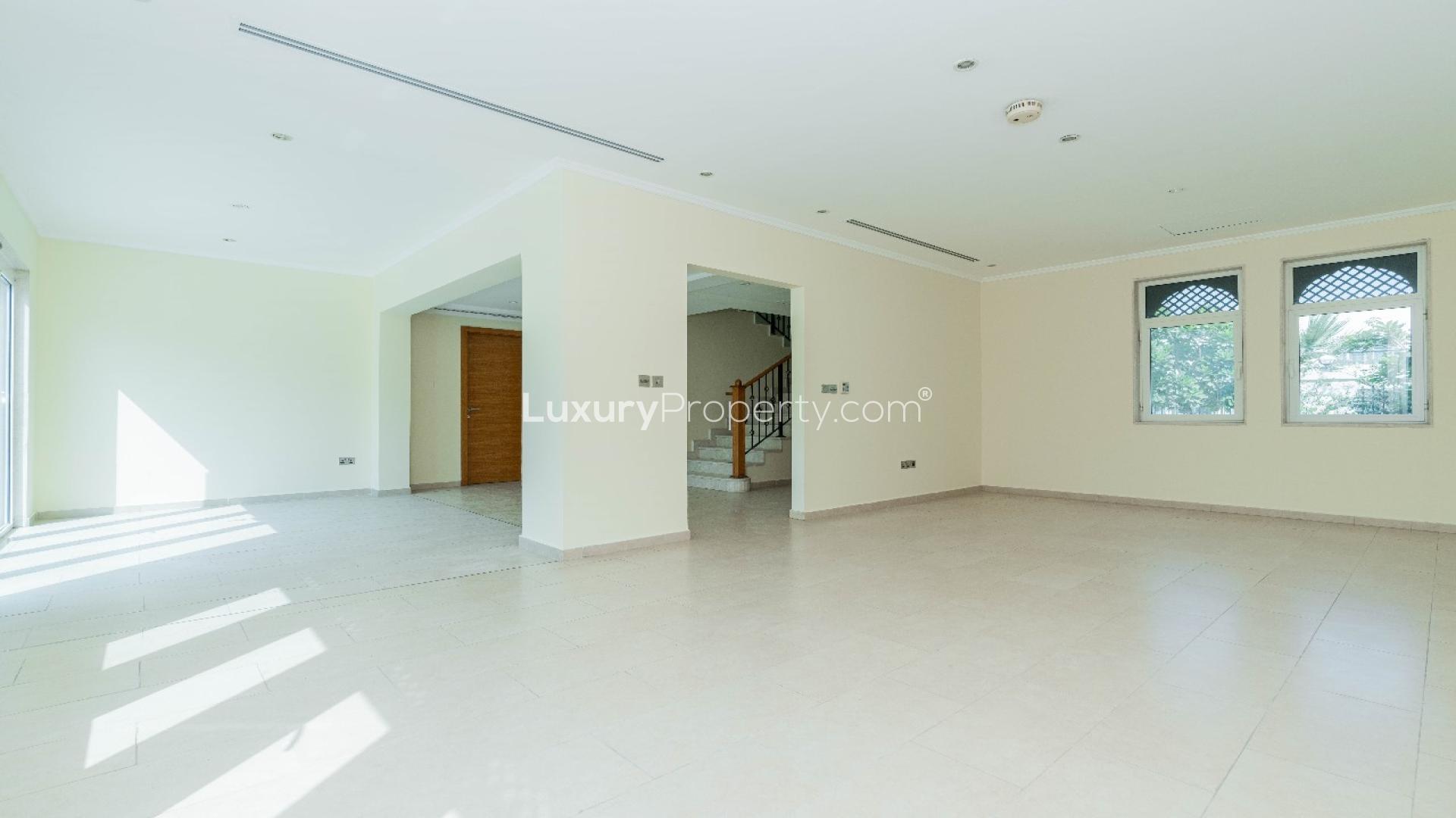 Modern 3-bedroom villa with spacious lawn in Jumeirah Park, Regional community, for rent