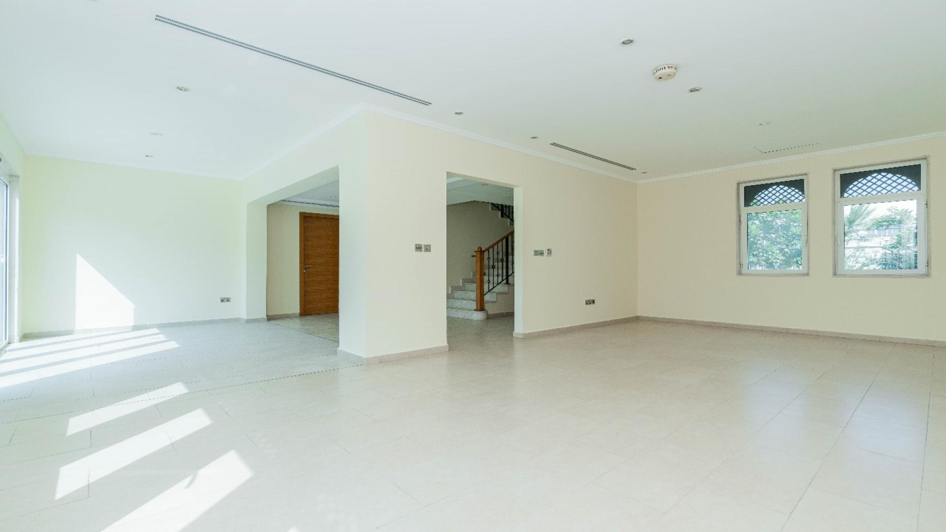 Modern 3-bedroom villa with spacious lawn in Jumeirah Park, Regional community, for rent