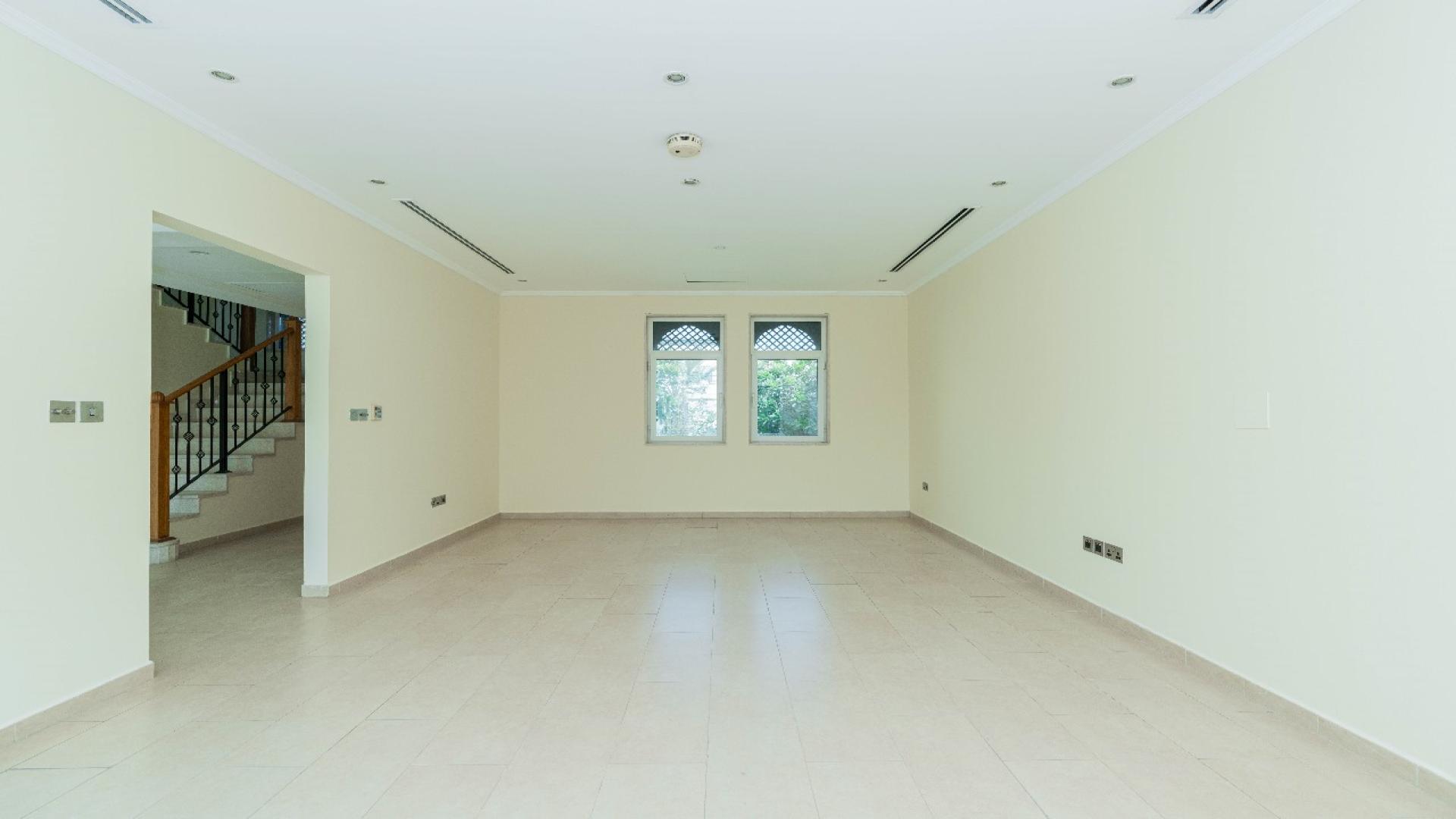 Spacious living area in Jumeirah Park Regional villa for rent, bright and airy interior