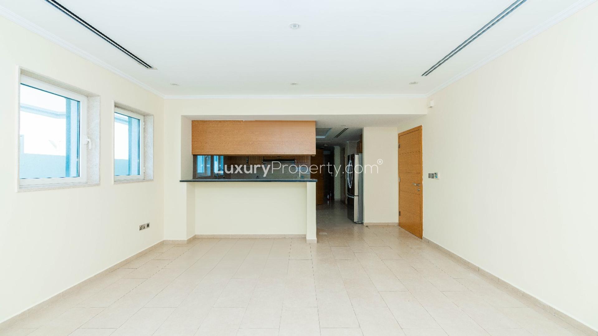Spacious living area in a 3-bedroom villa for rent, Jumeirah Park Regional community