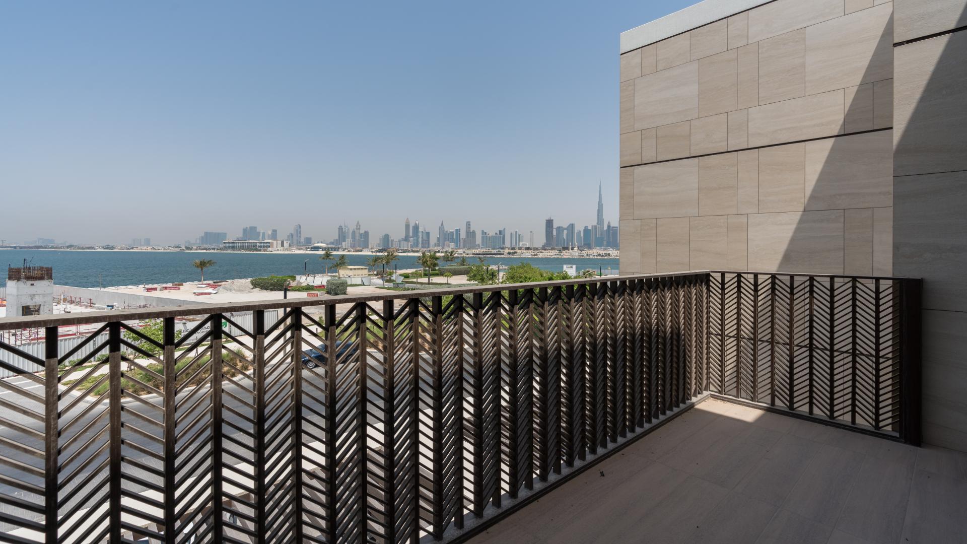 Open-plan kitchen and living area in Villa Amalfi, Jumeirah Bay Island villa for rent