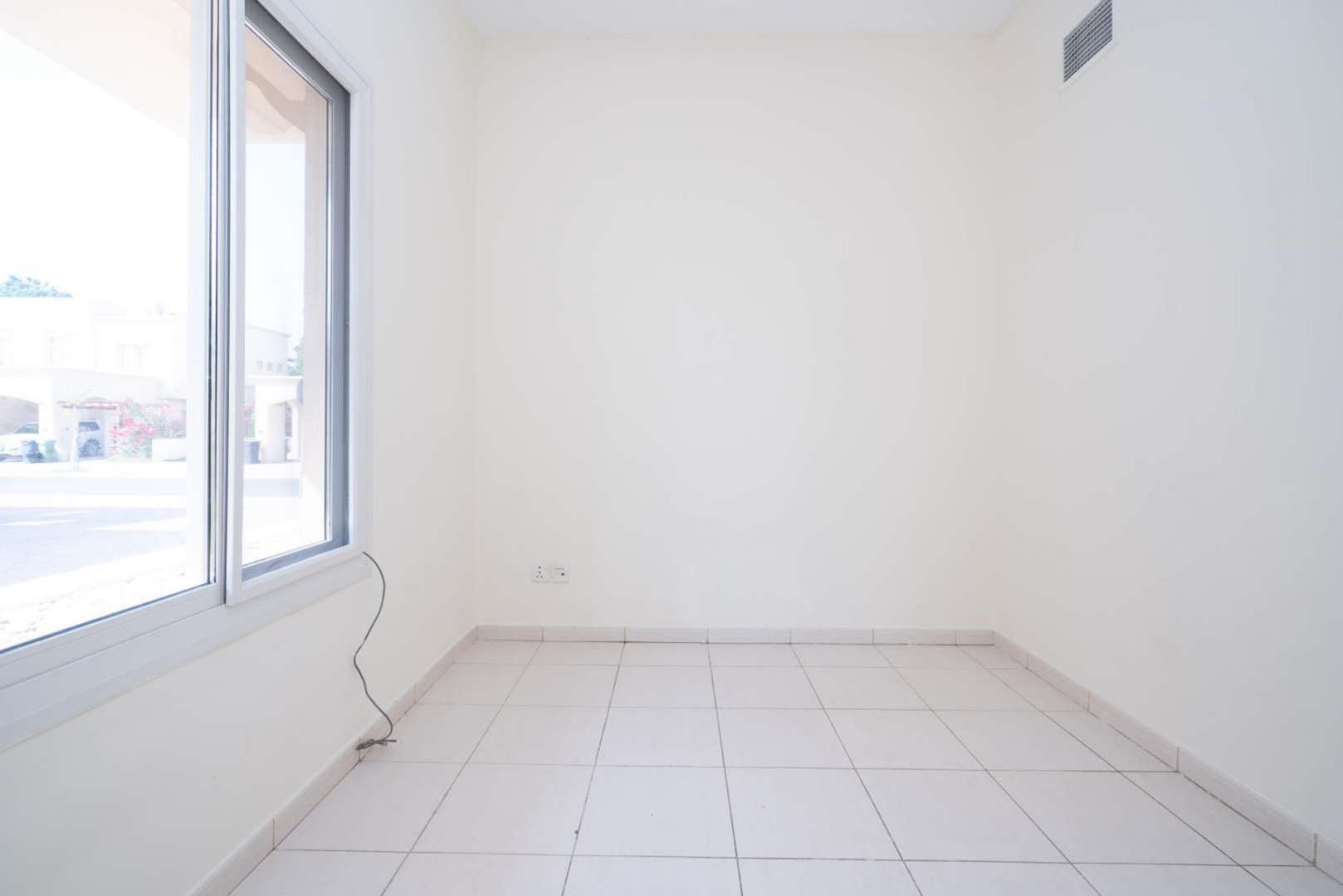 Bright room with large window in spacious 3-bedroom villa, Springs 9, Emirates Living