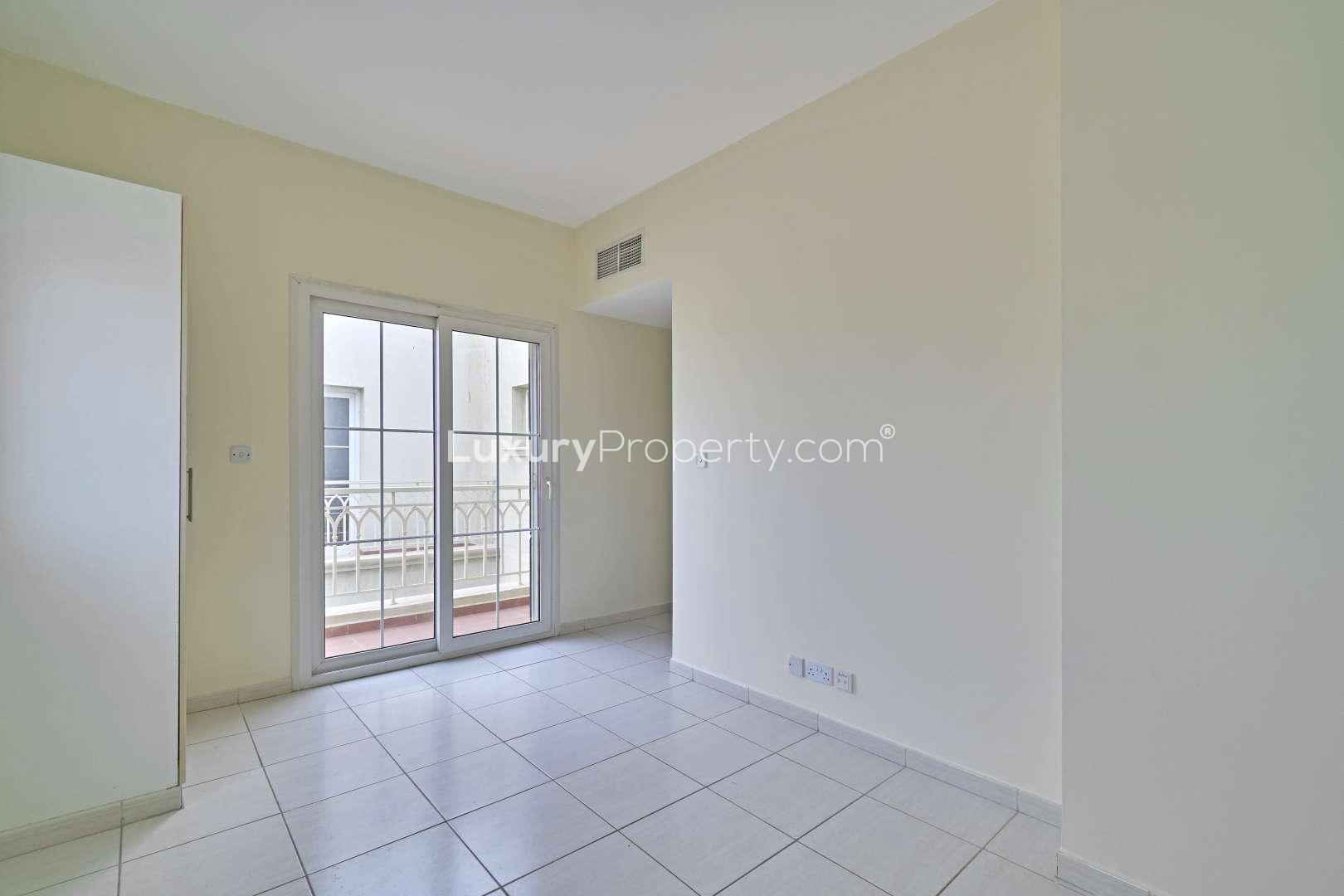 Bright living room in upgraded 3-bedroom villa, The Springs, Emirates Living for rent