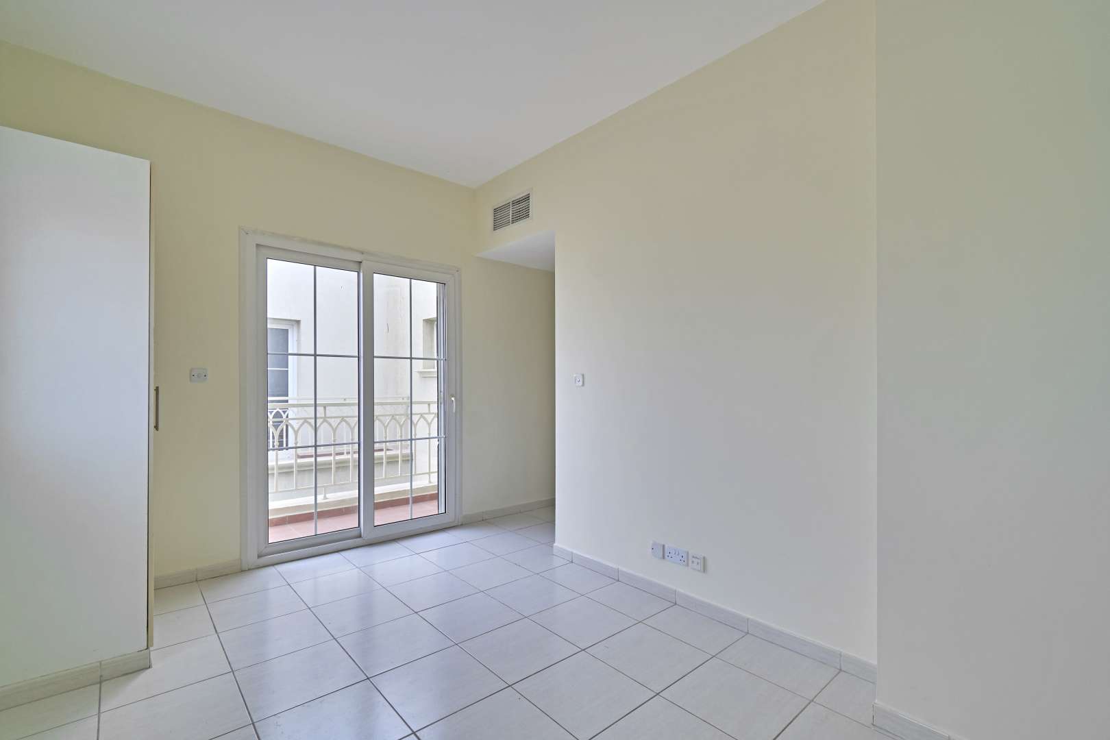 Bright living room in upgraded 3-bedroom villa, The Springs, Emirates Living for rent