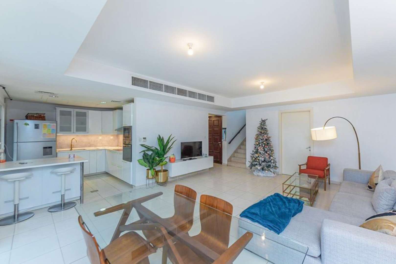 Bright living area in upgraded 3-bedroom villa, The Springs, Dubai, featuring modern furnishings