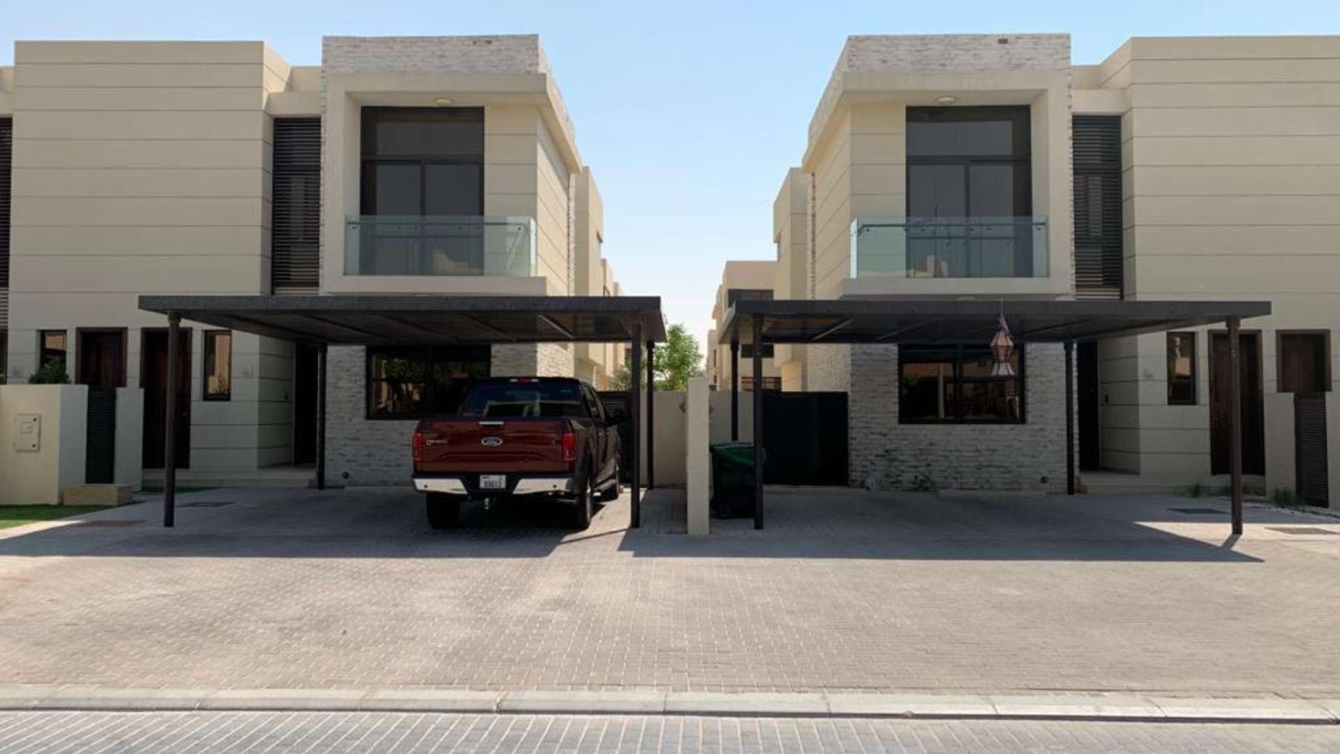 Spacious living room in 3-bedroom villa for rent, Topanga, Damac Hills