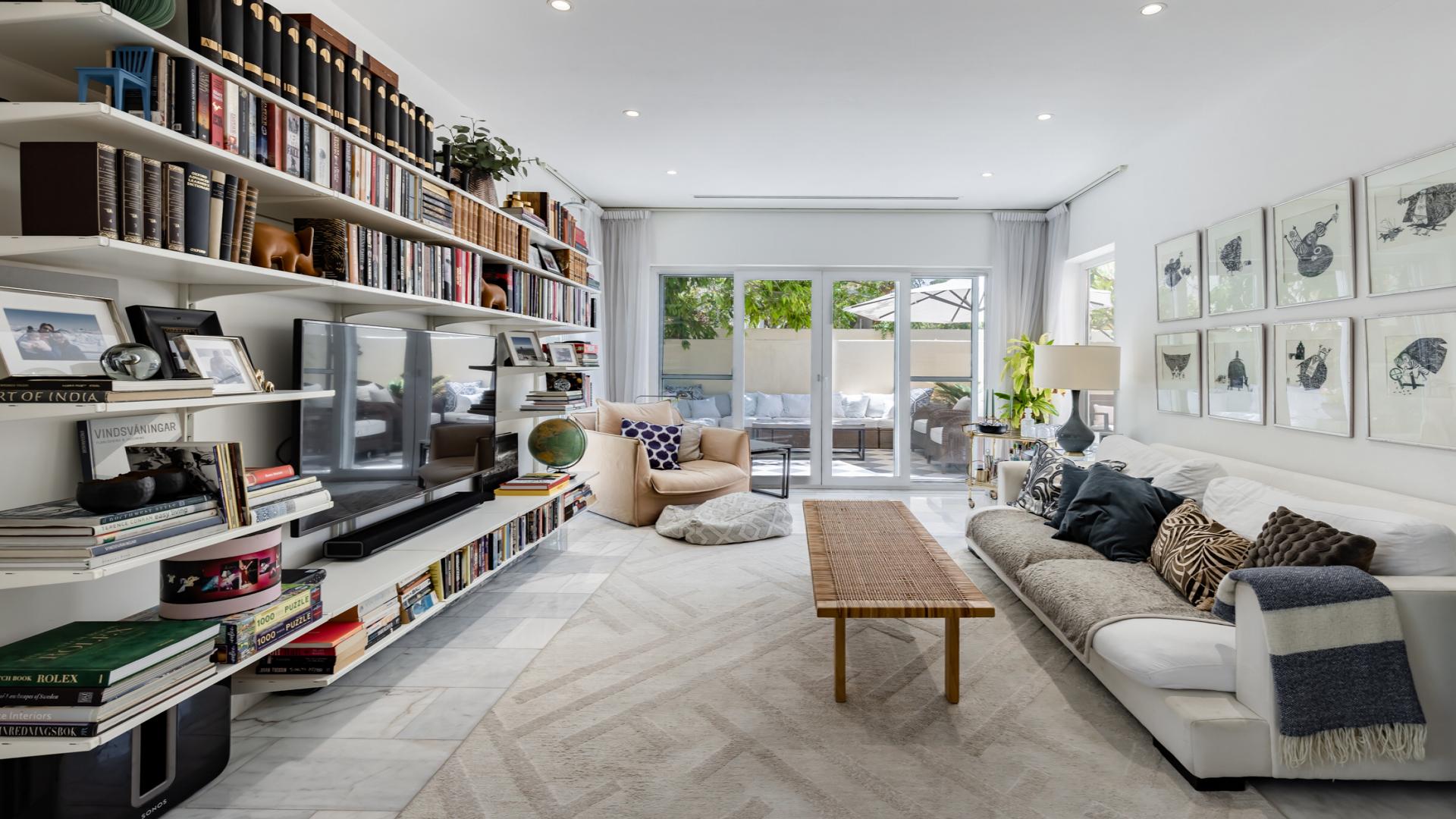 Luxurious villa with private pool and lush garden in Zulal, The Lakes, for rent