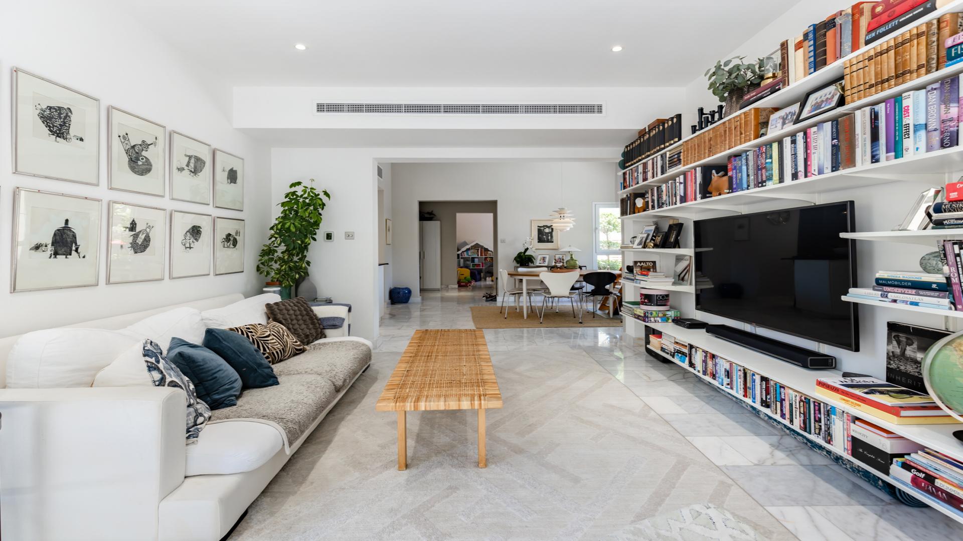 Luxurious villa in Zulal, The Lakes with private pool and lush garden for rent