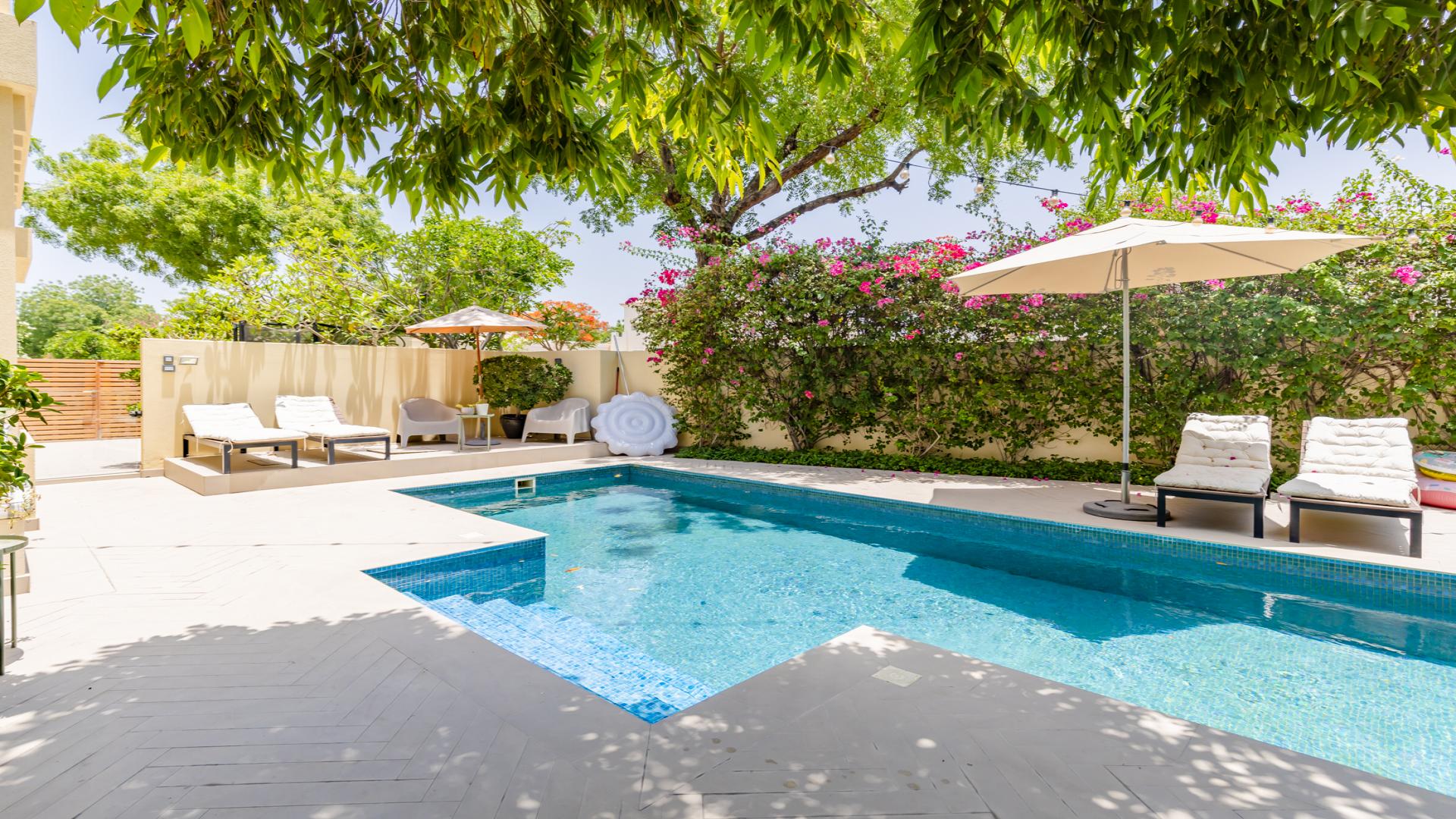 Luxurious living room in 3-bedroom villa for rent, Zulal, The Lakes, with elegant decor