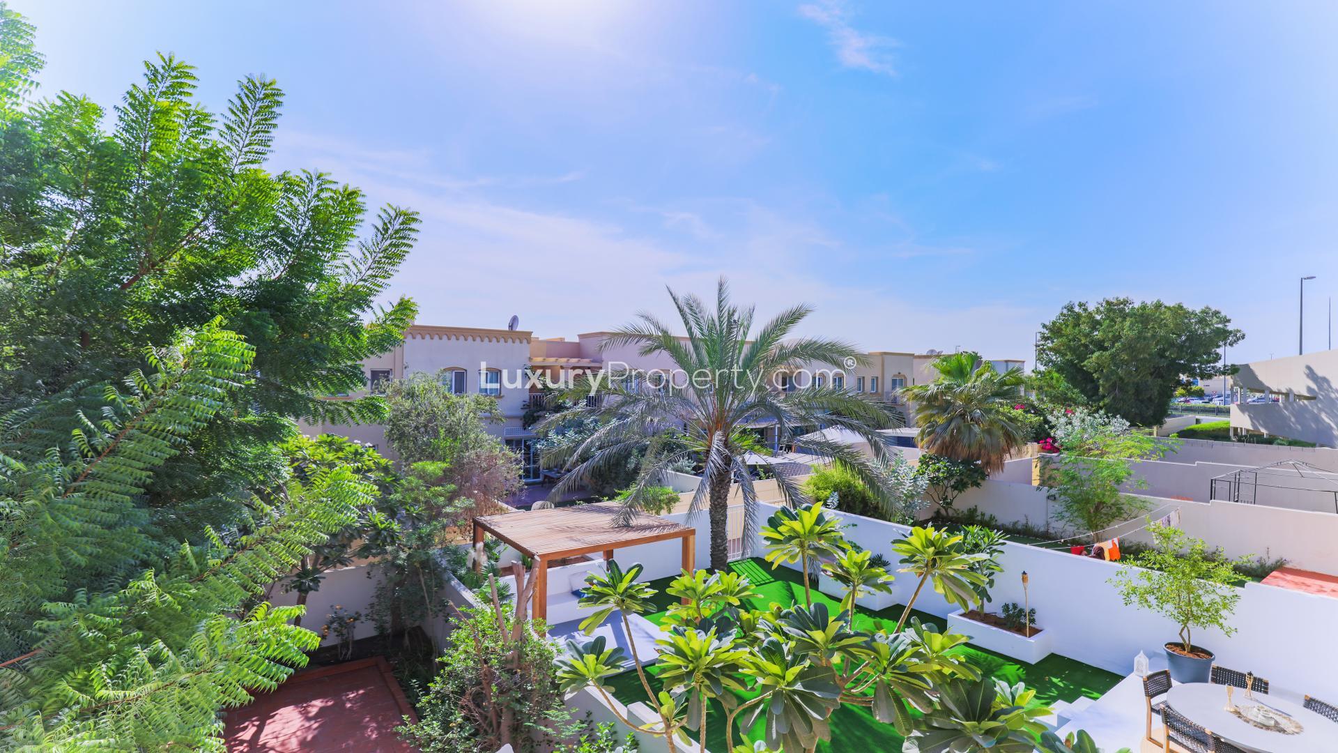 Open-plan living area in 3-bed villa, Springs 14, featuring modern kitchen and dining space