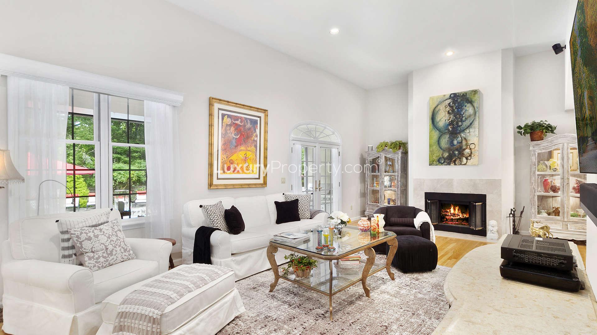 Charming three-bedroom ranch-style villa with lush greenery in Sag Harbor, New York