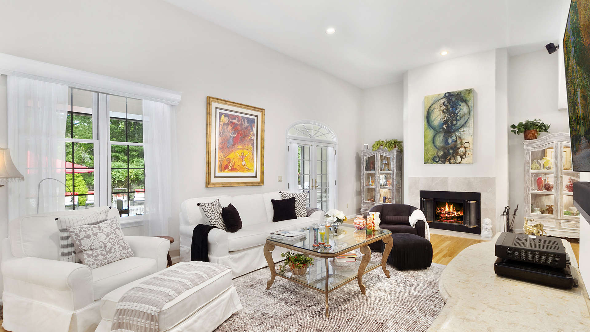 Charming three-bedroom ranch-style villa with lush greenery in Sag Harbor, New York