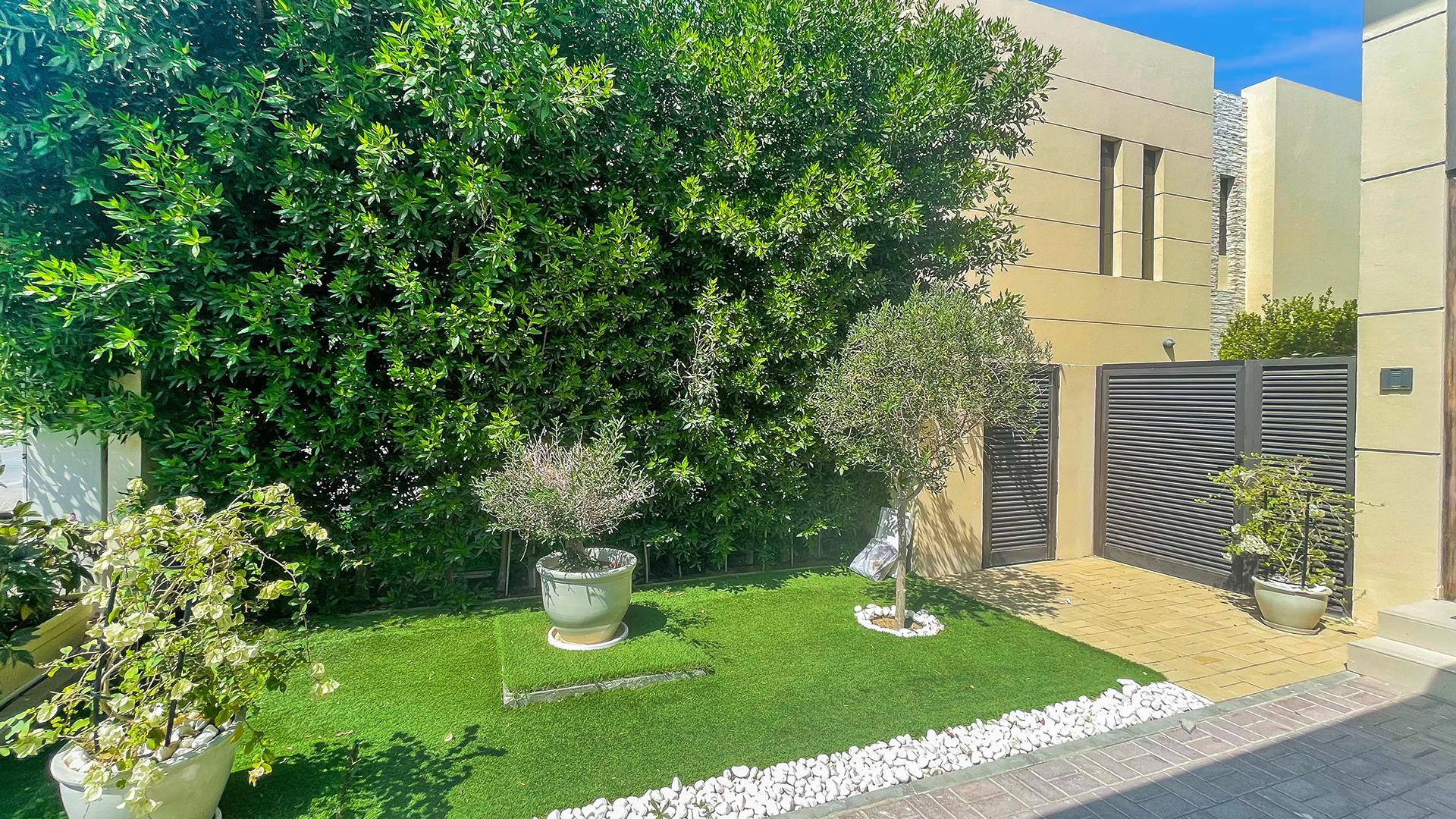 Spacious living room in 3-bedroom villa, Brookfield, Damac Hills, modern decor and dining area