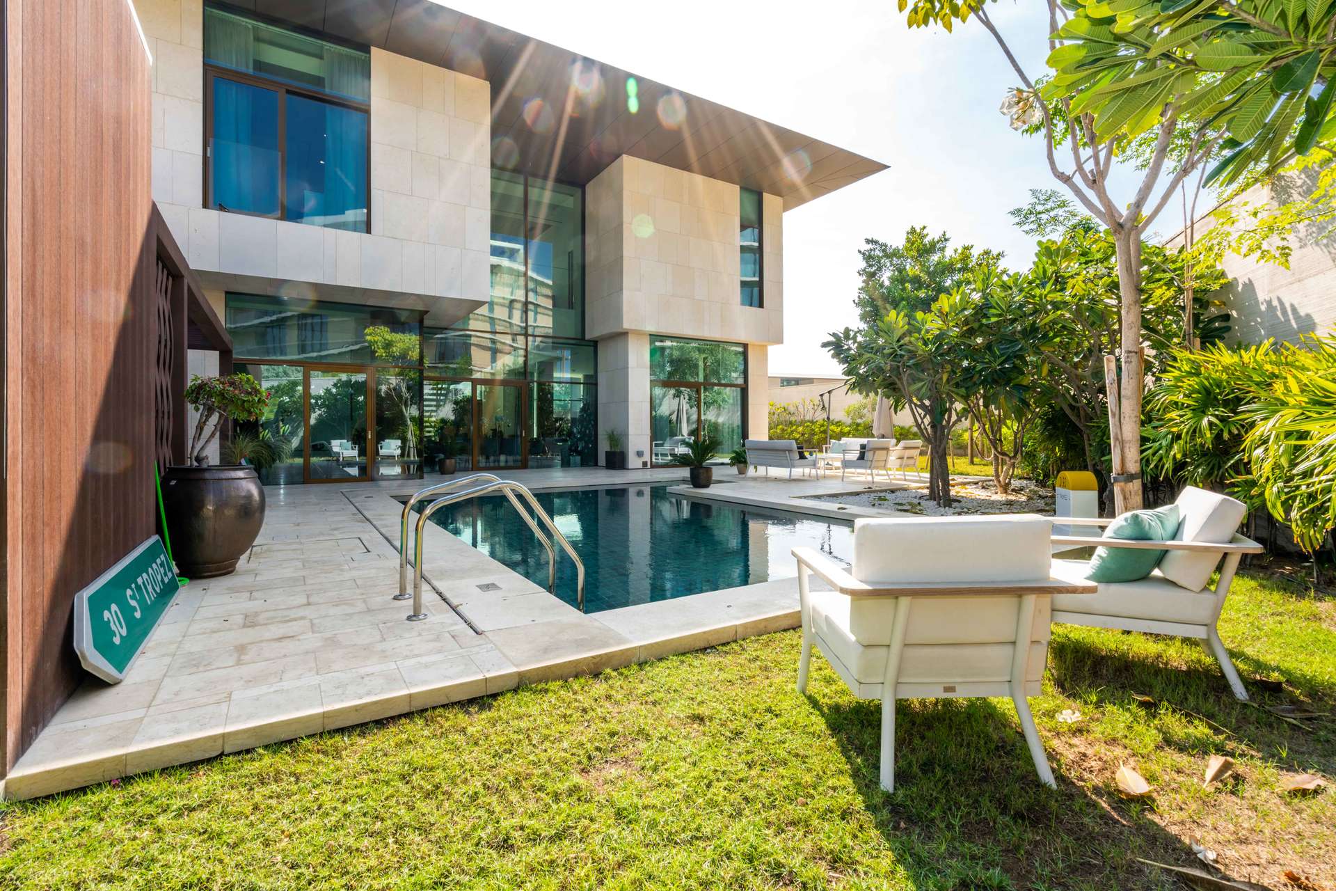 Luxurious yachts docked at Jumeirah Bay Island marina, Dubai, near exclusive Bulgari Mansion