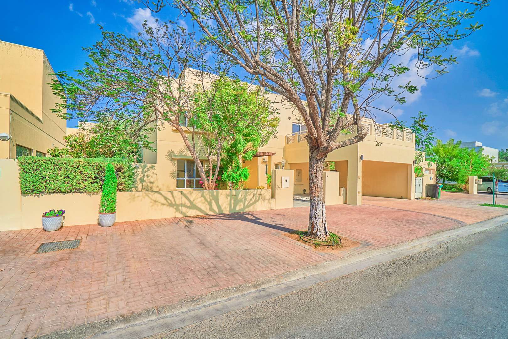 Bright living area in spacious 3-bedroom villa, Deema 2, The Lakes, for sale