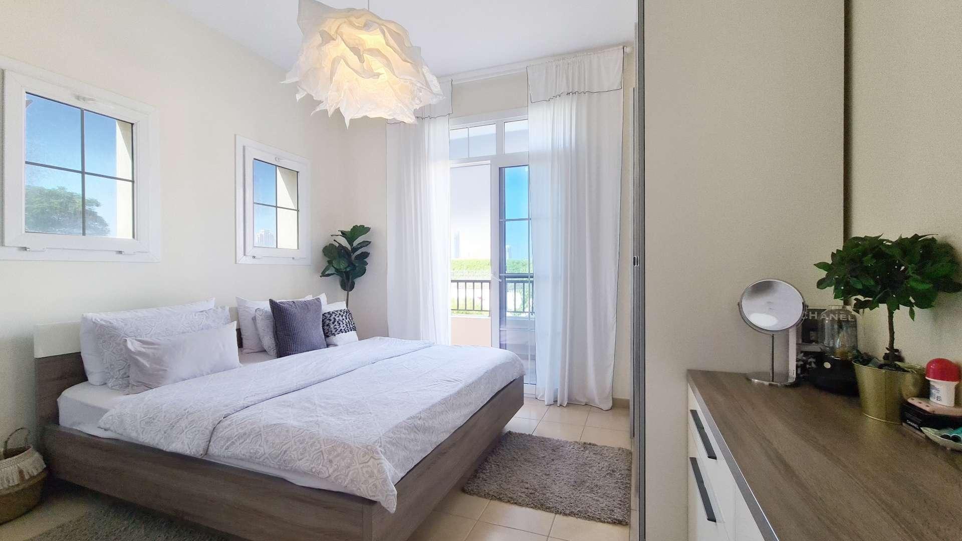 Bright bedroom in upgraded single-row villa, Ghadeer, The Lakes. Spacious, modern design. For sale