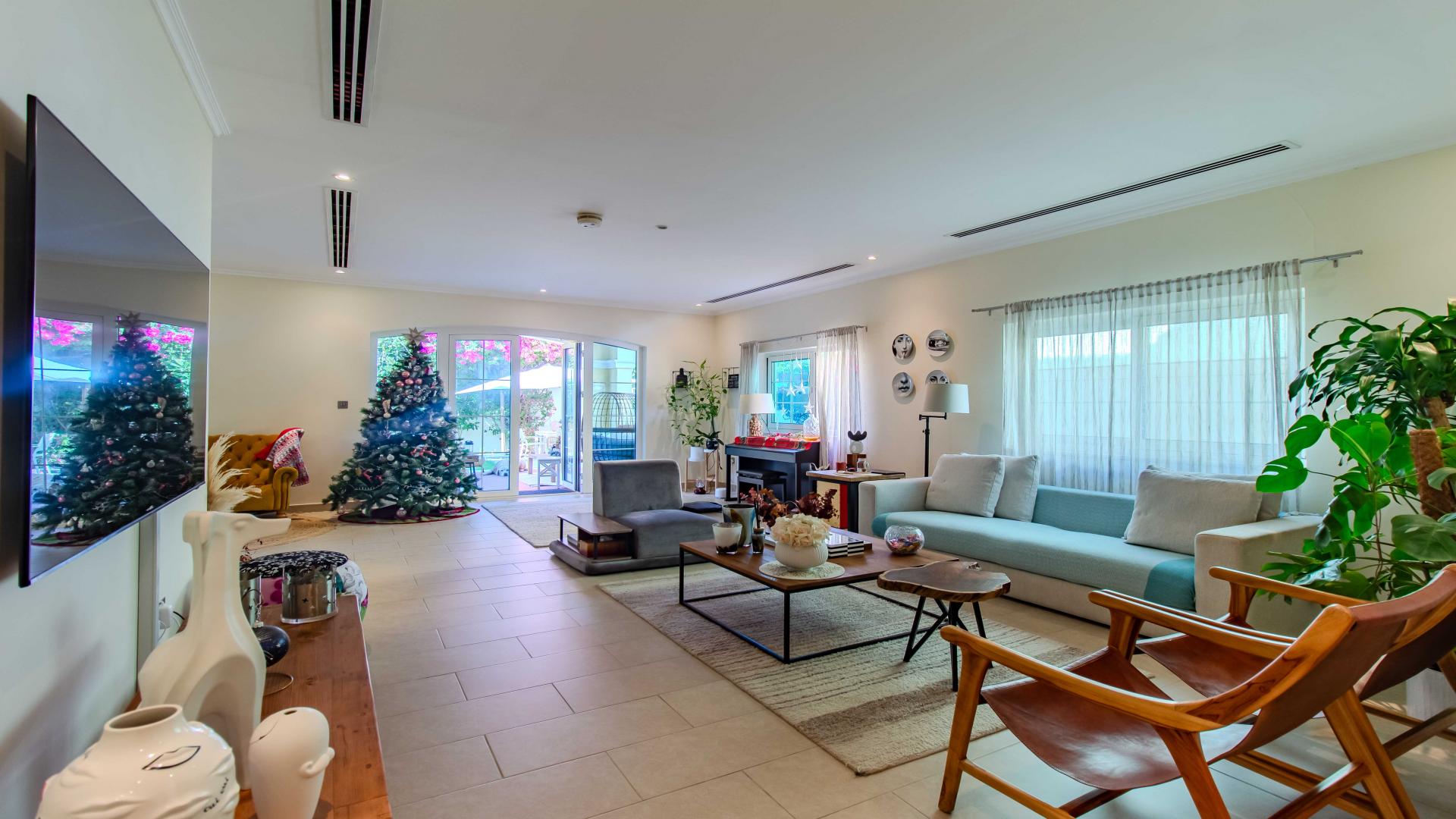 Exterior view of luxury 3-bedroom Legacy Villa in Jumeirah Park, featuring elegant architecture