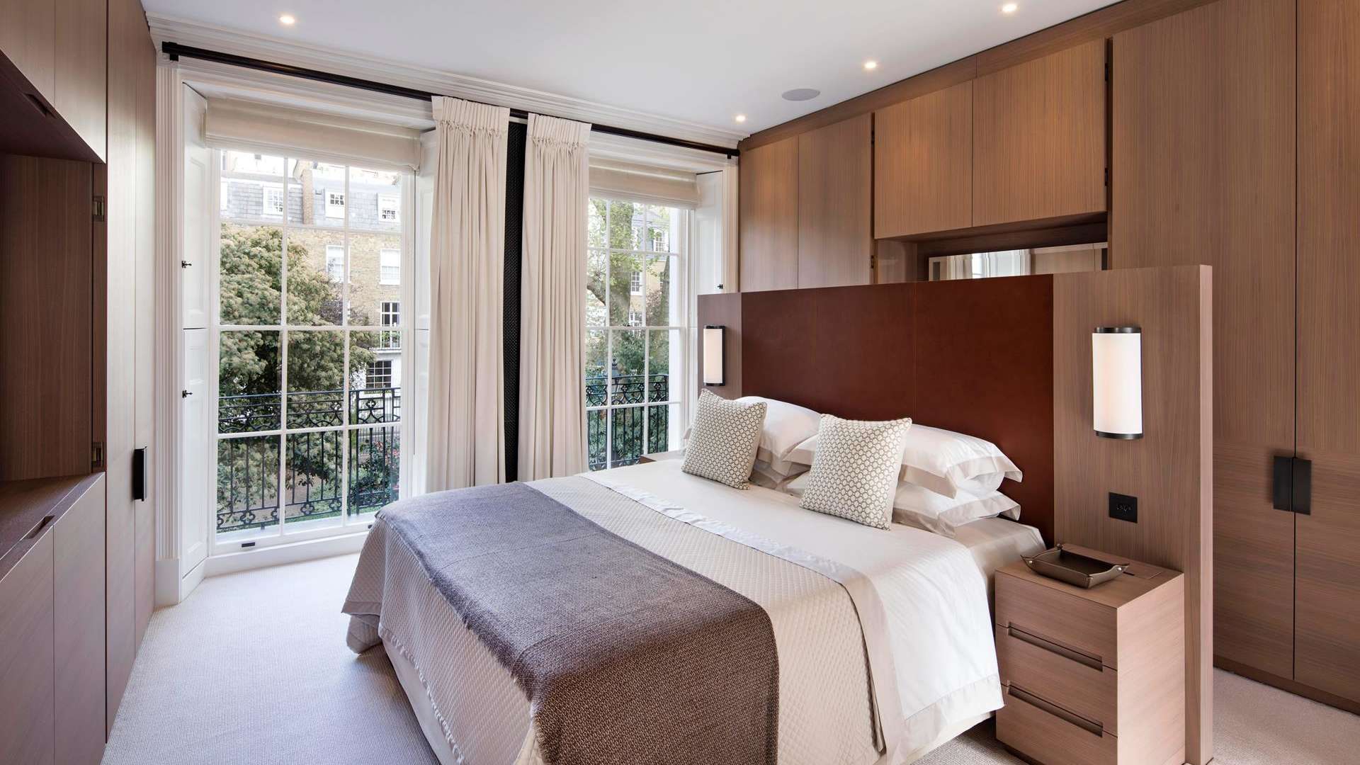 3-bedroom villa exterior in Knightsbridge, London, featuring classic architecture and elegant design