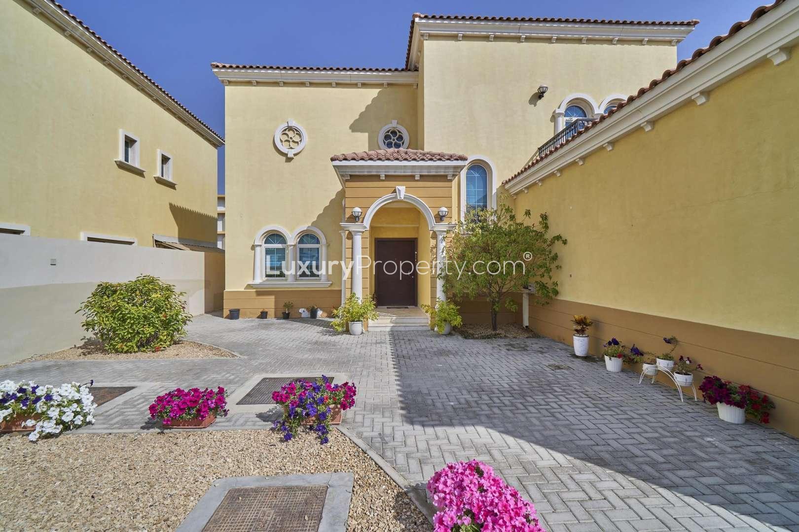 Single row villa with landscaped garden in Jumeirah Park Legacy community for sale