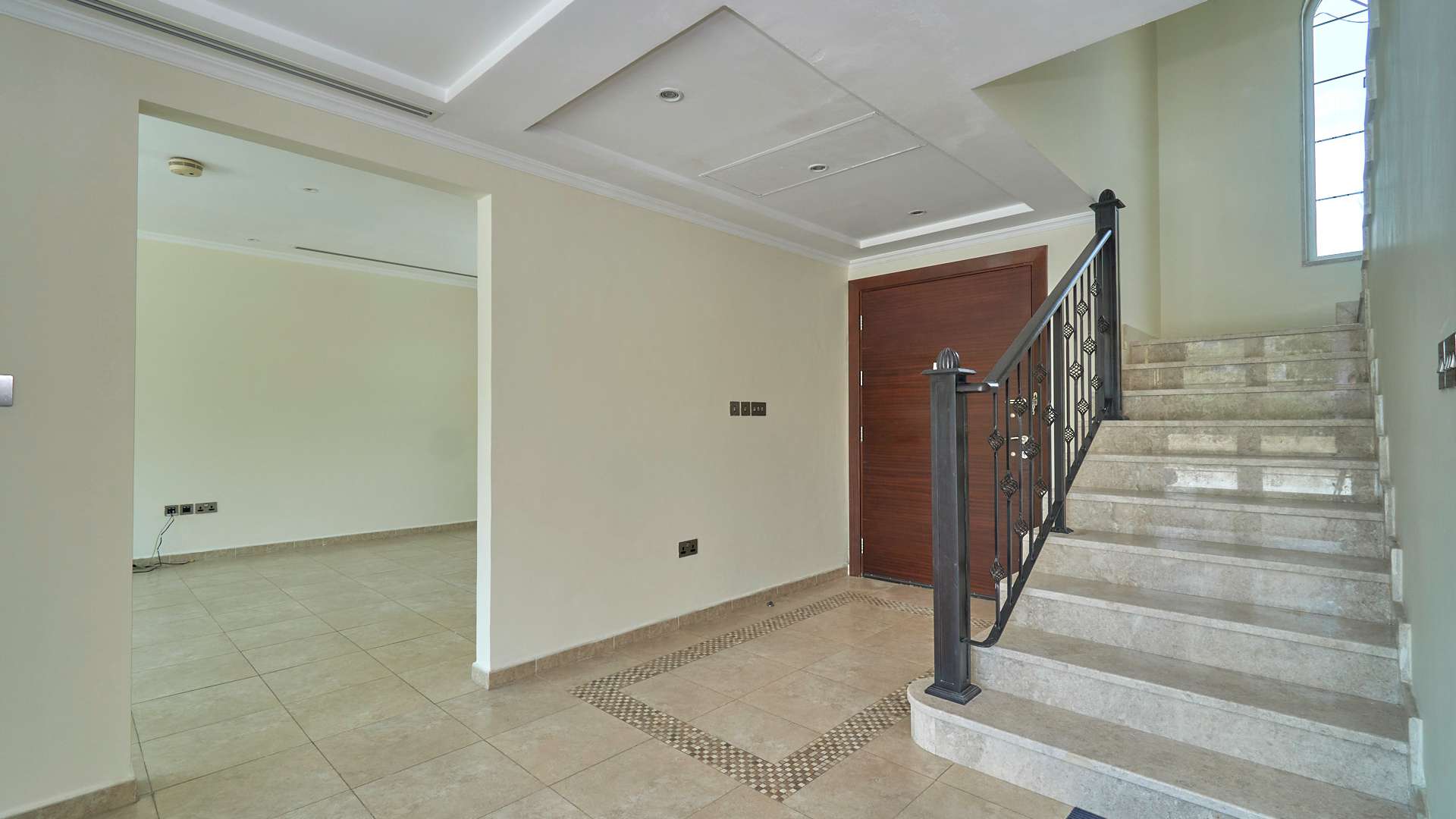 Exterior view of spacious 3-bedroom Legacy Villa in Jumeirah Park for rent