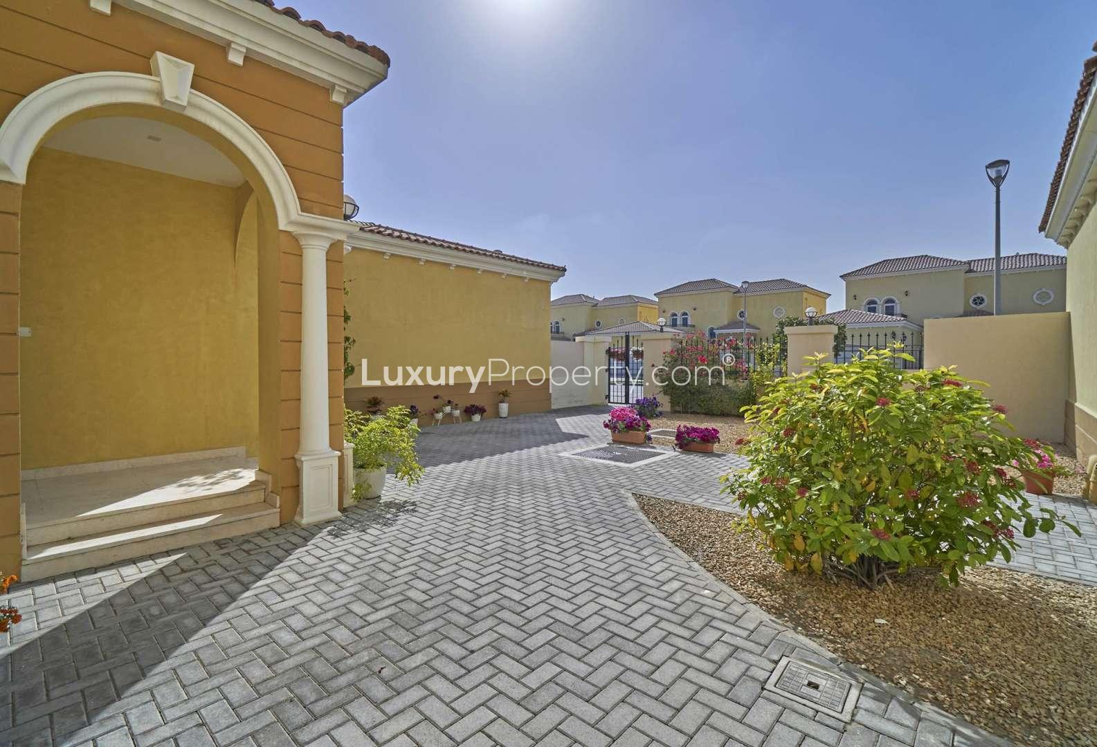 Exterior view of 3-bedroom Legacy Villa for rent in Jumeirah Park, showcasing garden