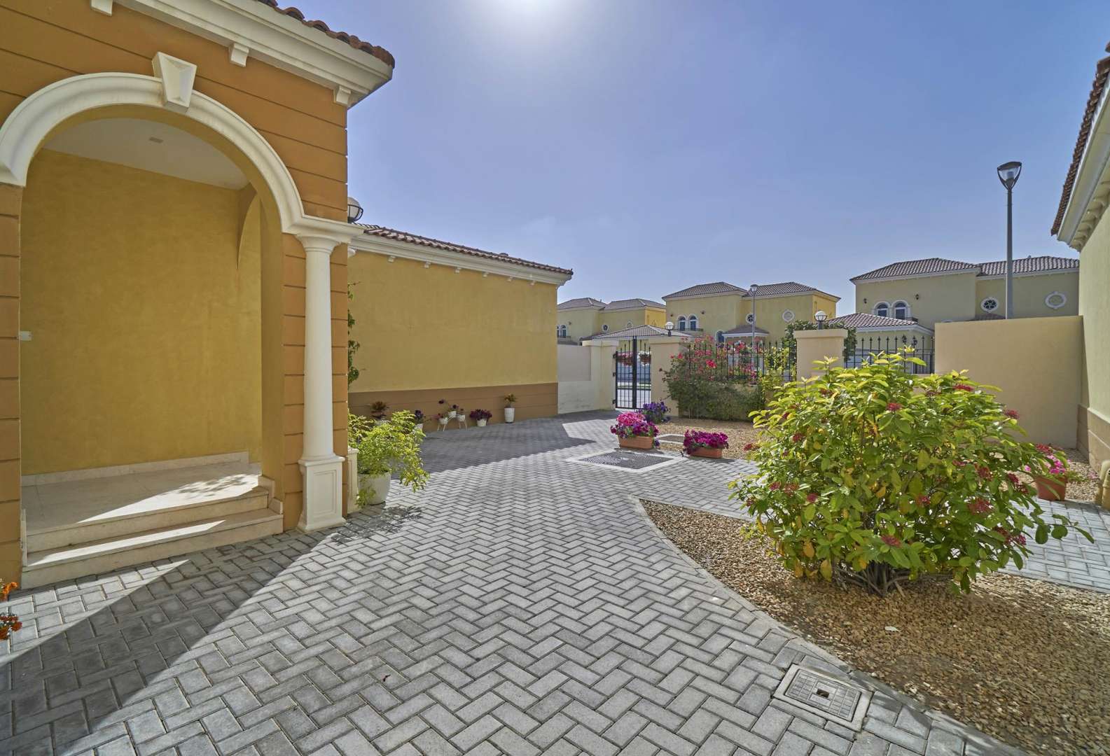 Exterior view of 3-bedroom Legacy Villa for rent in Jumeirah Park, showcasing garden