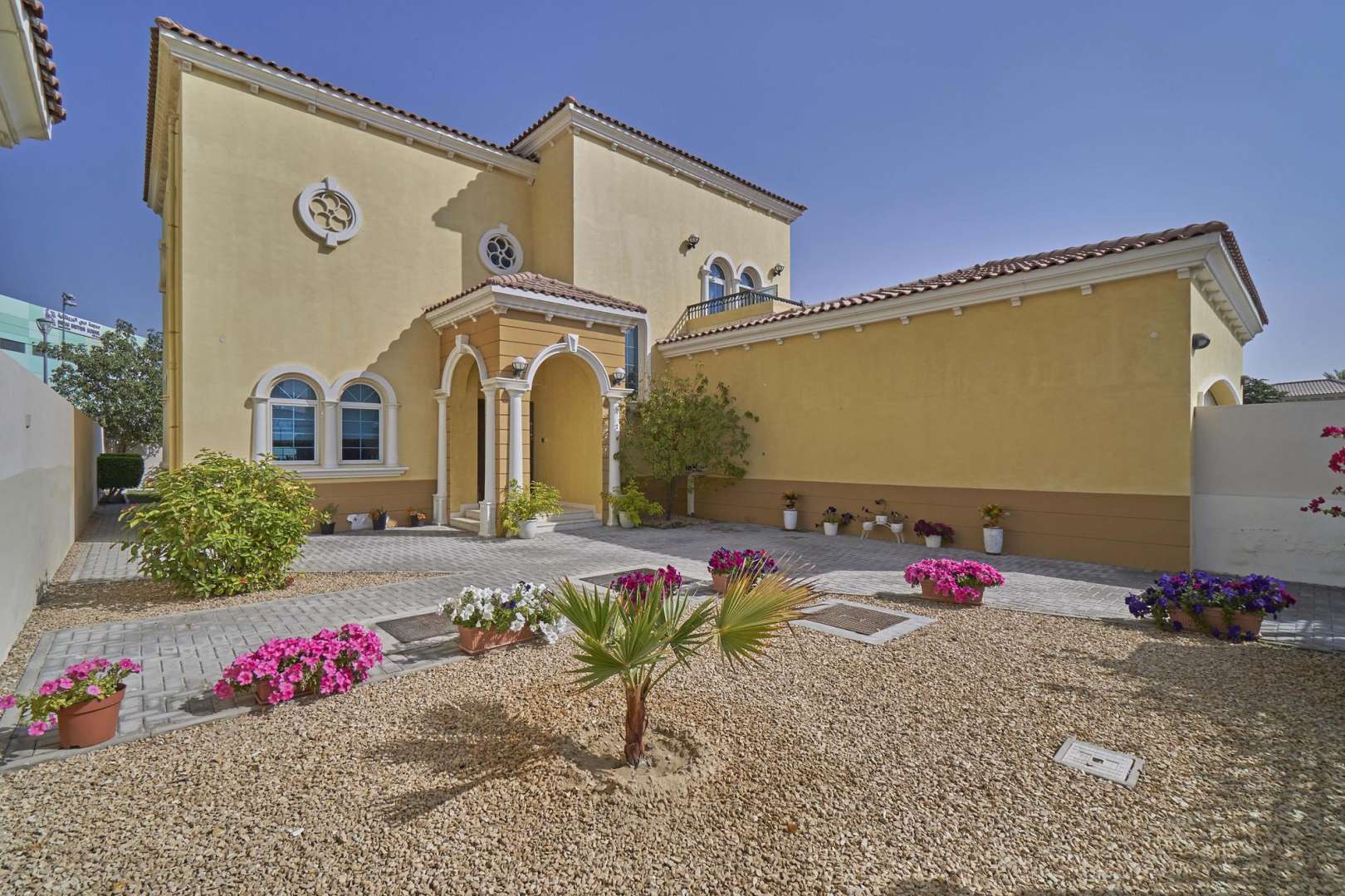 Spacious 3-bedroom Legacy Villa exterior with garage in Jumeirah Park, available for rent