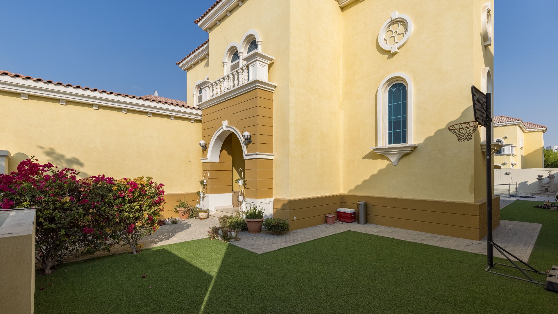 "Spacious living area with wooden floors in Jumeirah Park Legacy Villa, LP09000 for sale.",Exterior of spacious three-bedroom Legacy Villa with landscaped garden in Jumeirah Park