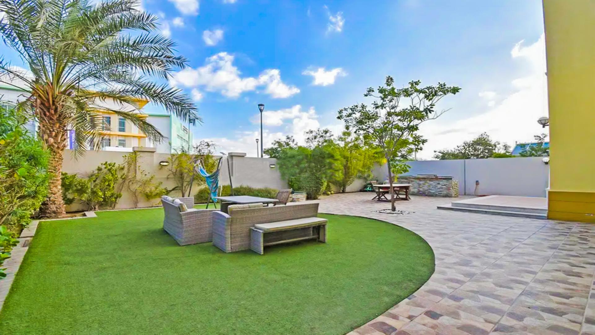 Exterior view of Jumeirah Park Legacy Villa for sale, featuring landscaped garden and entrance