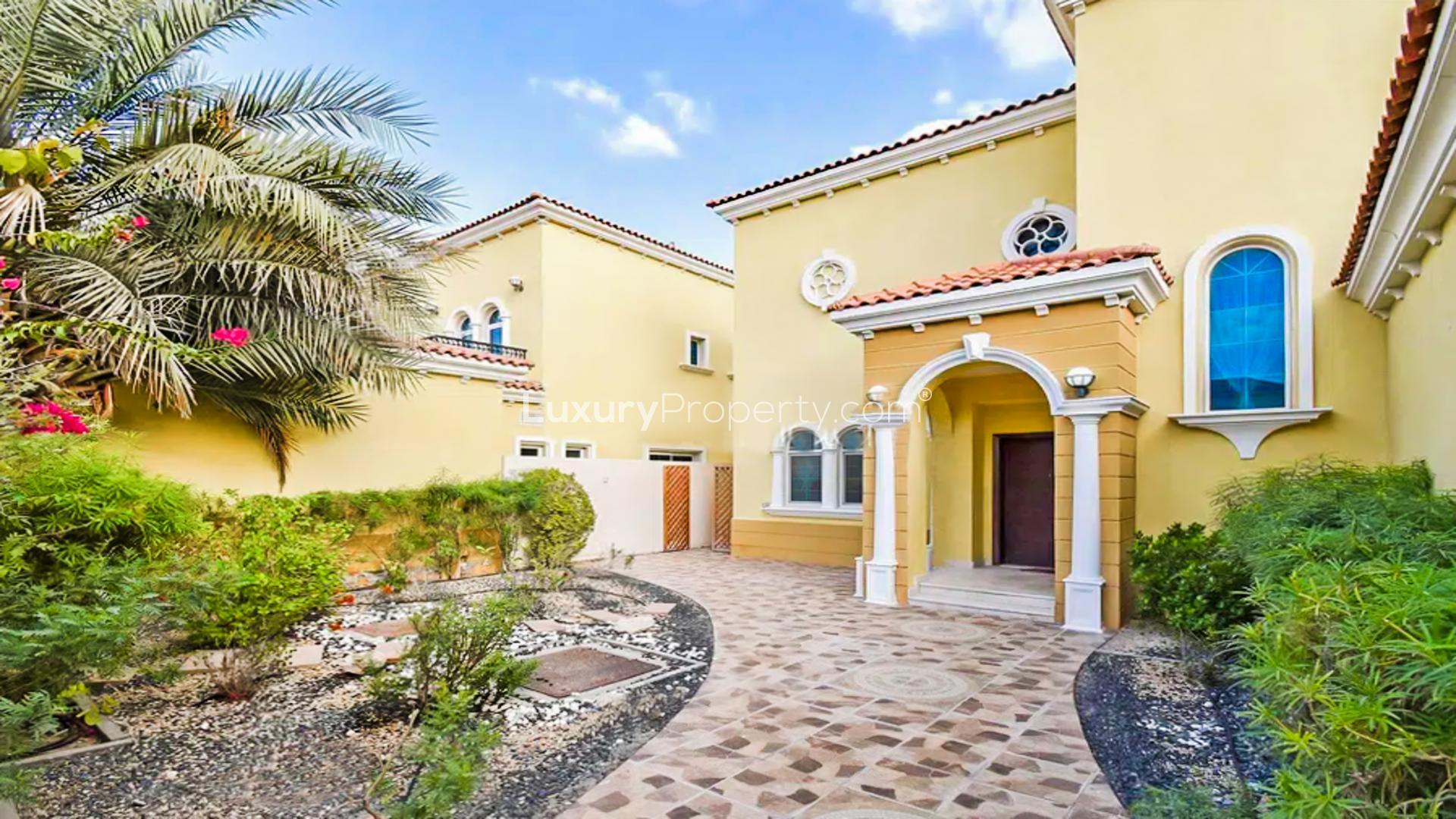Exterior view of single row Legacy Villa in Jumeirah Park with patio and garden