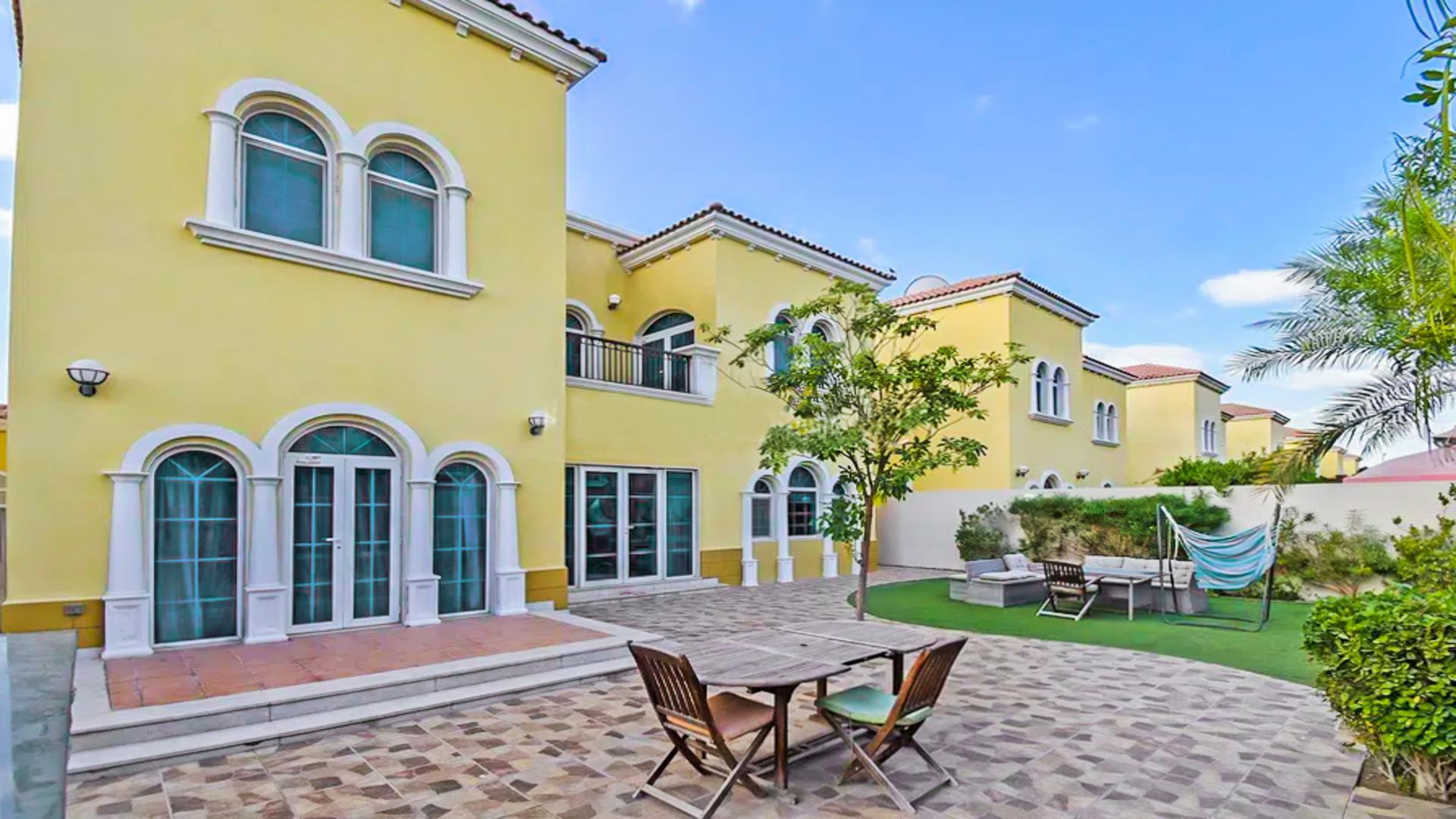 Spacious landscaped garden with seating area in Jumeirah Park Legacy Villa for sale