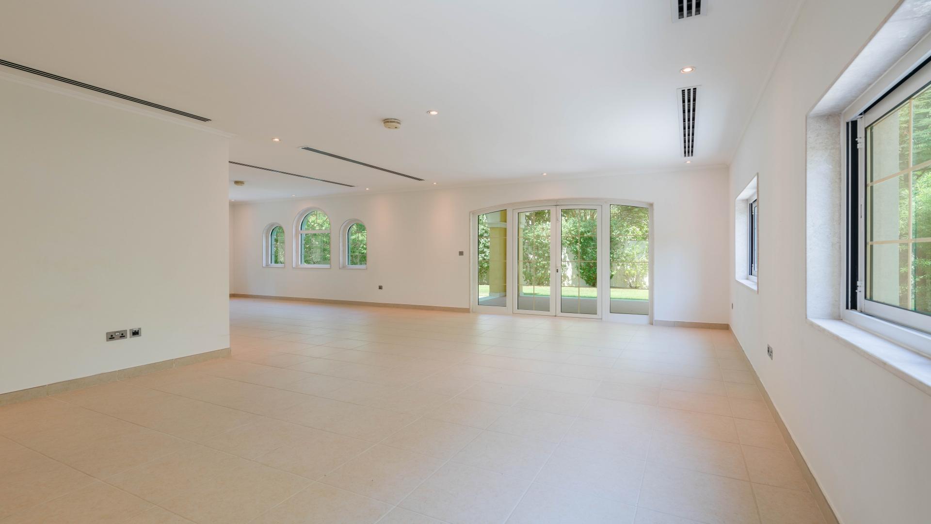 "Spacious 3-bedroom villa exterior with garden in Jumeirah Park, Legacy community.",Spacious living area in Jumeirah Park villa with garden view, perfect for families