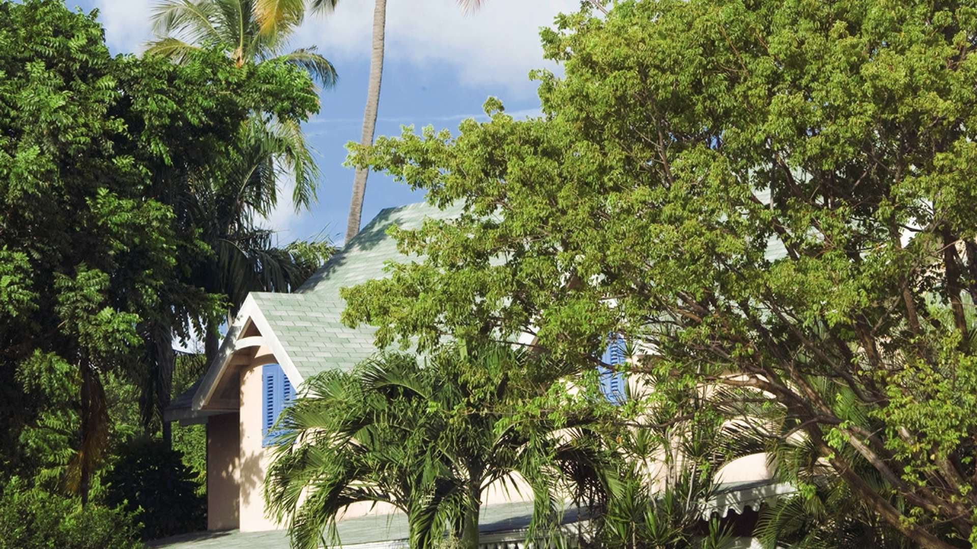 Three-bedroom villa in Nevis Estate Villas with lush garden and mountain views