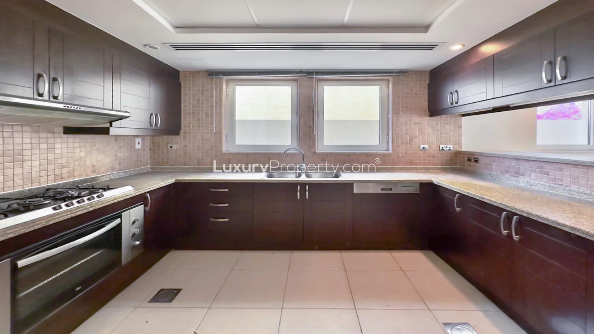 Spacious living room in elegant 3-bedroom villa, Jumeirah Park, Regional community