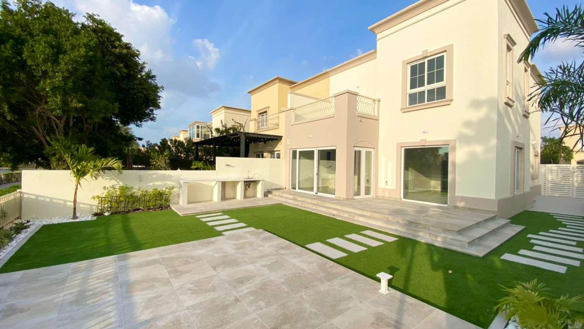 Renovated villa patio with lake views in Springs 4, Emirates Living community