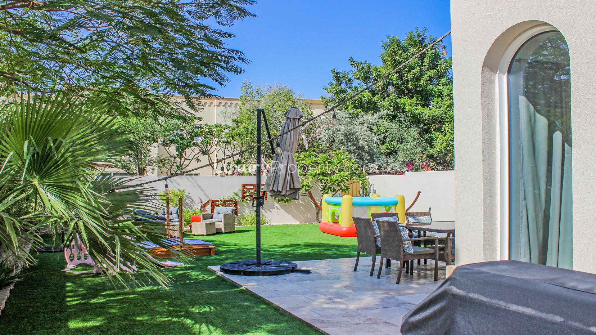 Bright dining area in fully furnished villa, Springs 14, with modern kitchen and play space