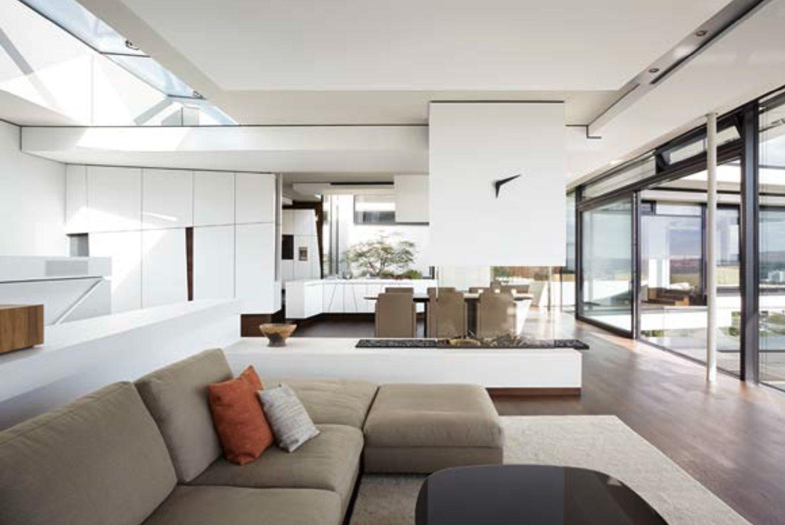 Contemporary villa in Sindelfingen with stylish outdoor dining and modern interior design