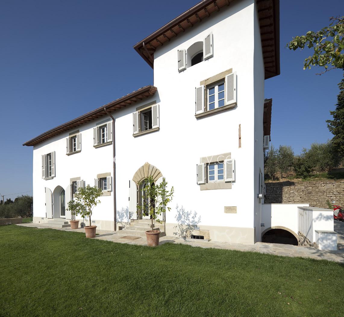 Splendid three-bedroom villa exterior with lush garden in Villa Pian di Sco, Arezzo