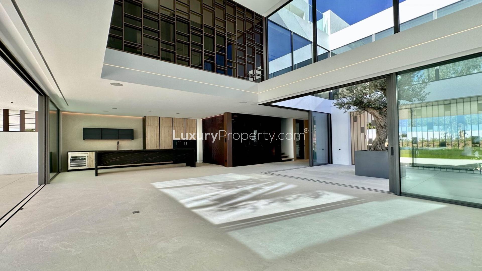 Modern open-plan living space in 4-bedroom villa, Nueva Andalucía, near Puerto Banús and golf