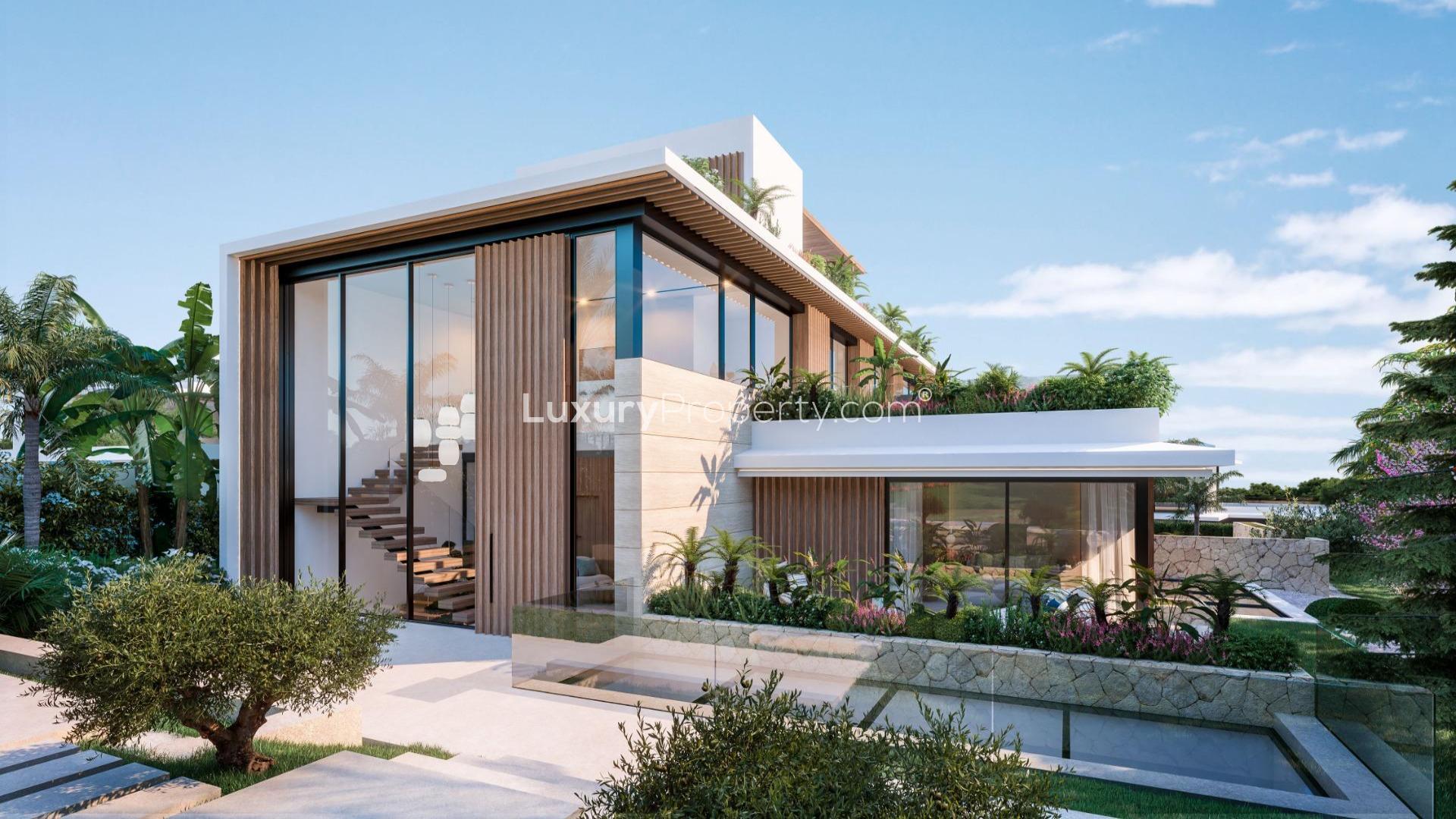 Luxurious 5-bedroom villa with pool and garden in Marbella's Camoján area for sale