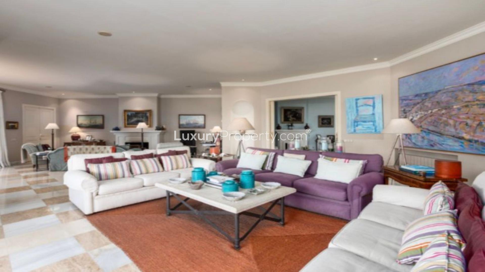 Covered patio with garden view at luxury villa in Guadalmina Baja, Marbella